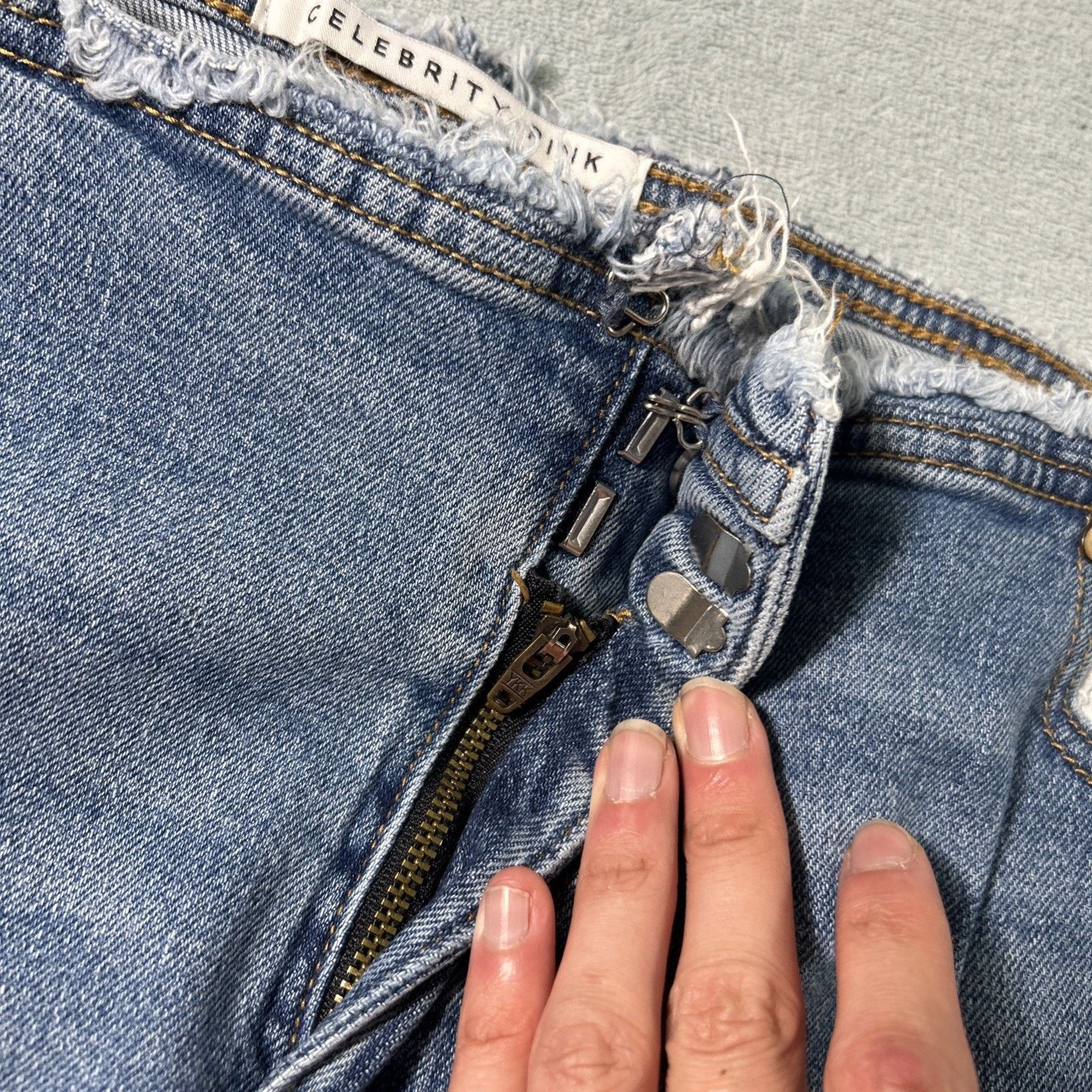 Levi's Beyond Baggy Distressed Ripped Jeans Womens 36x29 Raw Hem Size 36" / US 14 / IT 50 - 5 Thumbnail