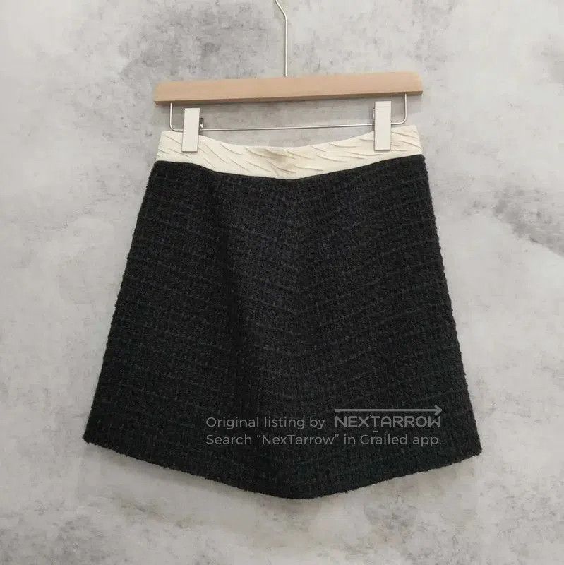 Valentino Valentino A-Line Skirt in Black and Cream . Size 31" - 1 Thumbnail