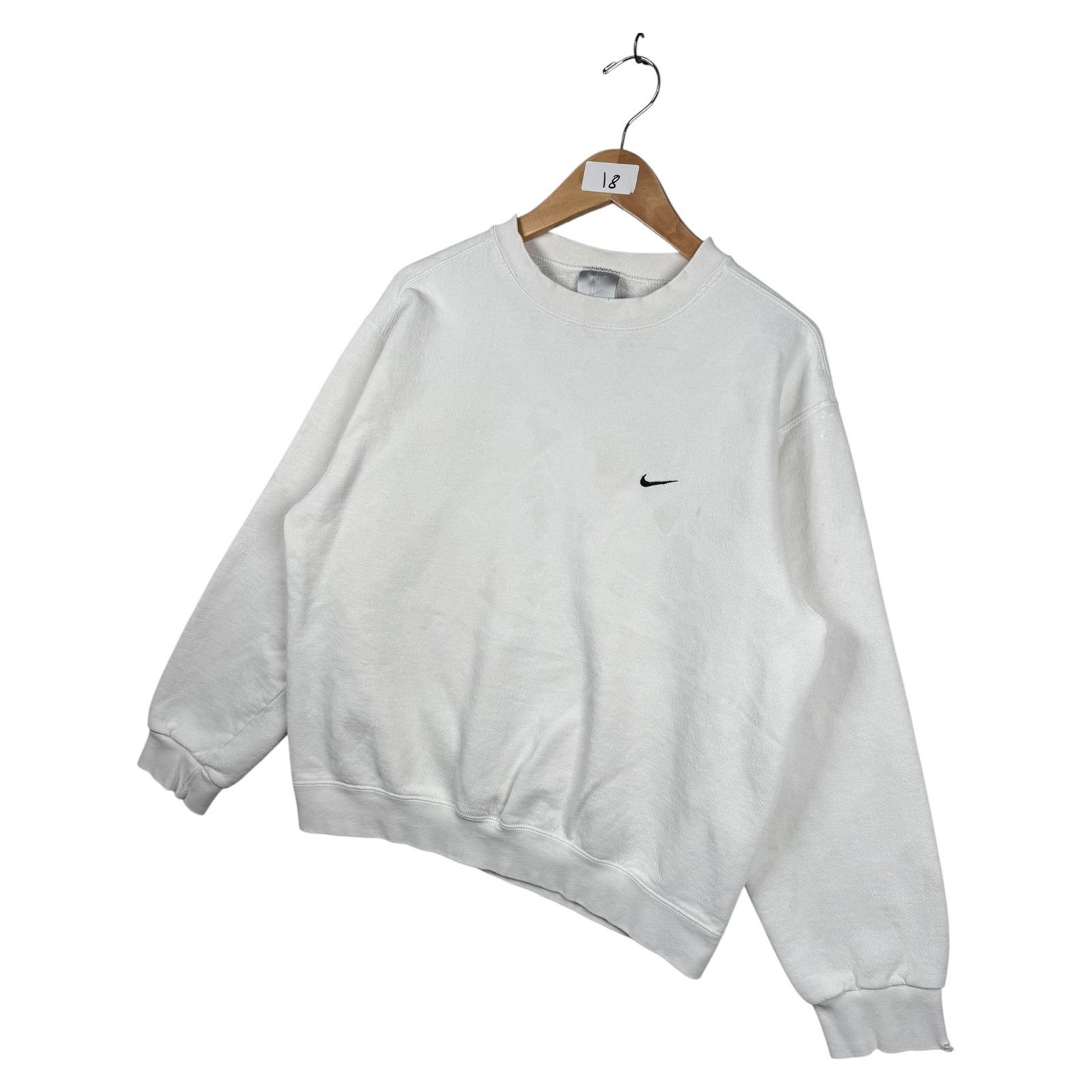 Nike Vintage Nike Embroidered Crewneck Medium Size US M / EU 48-50 / 2 - 3 Thumbnail