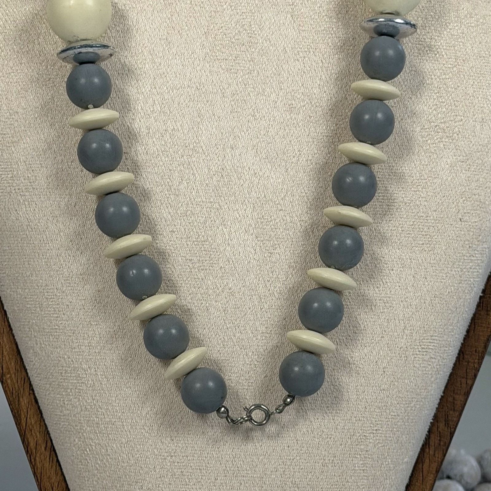 Vintage VTG 1980s Chunky Gray Silver & Cream Beaded 24" Necklace Size ONE SIZE - 6 Thumbnail