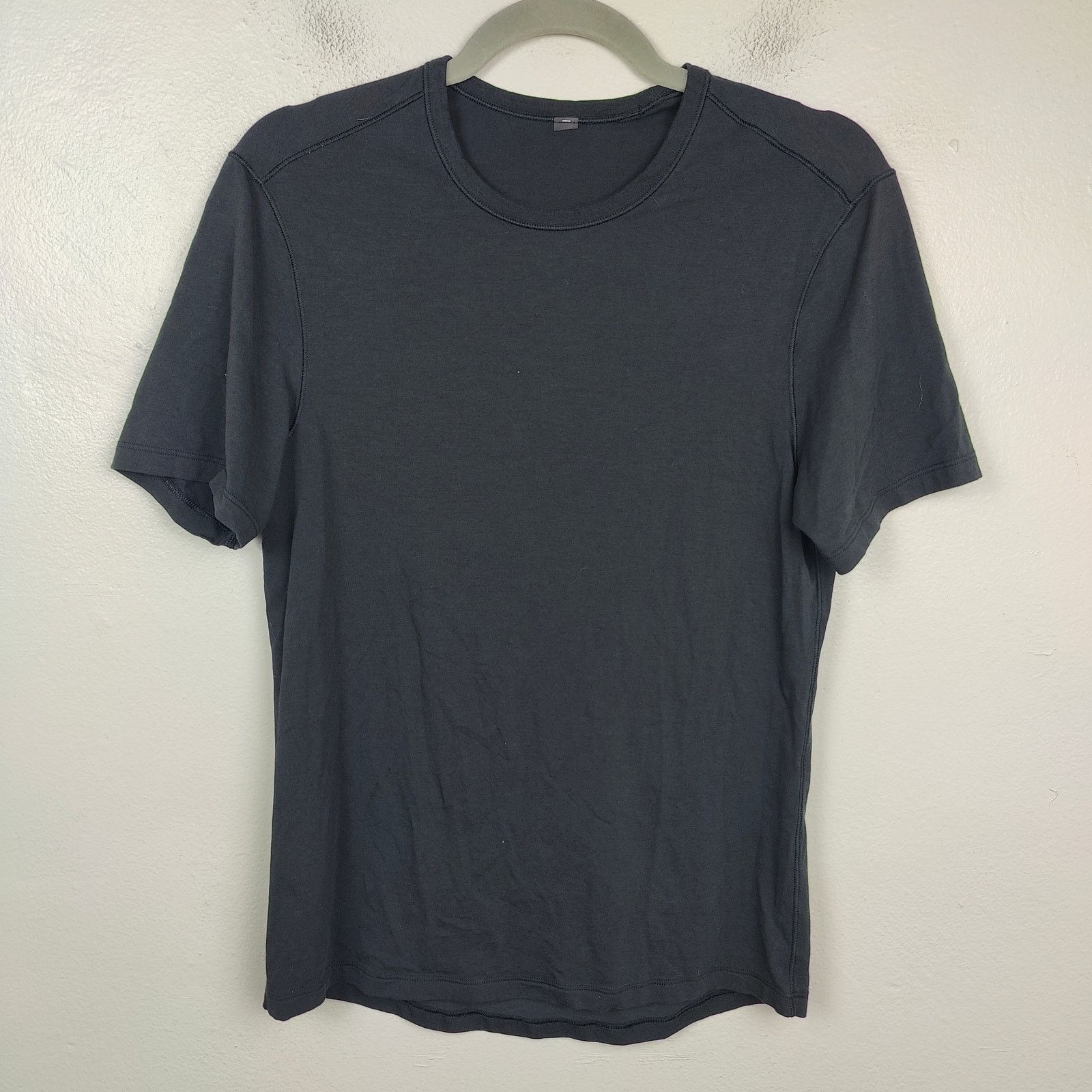 Lululemon Lululemon Essential Tee Shirt Mens Small Black Short Sleeve Size US S / EU 44-46 / 1 - 1 Thumbnail