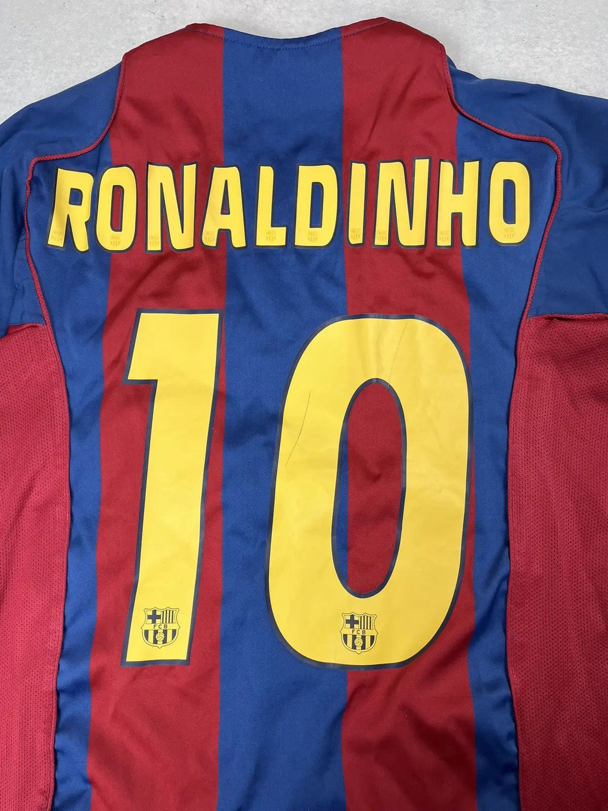 Nike Nike RARE Y2K Barcelona 2004/2005 Ronaldinho Home Jersey Size US M / EU 48-50 / 2 - 3 Thumbnail