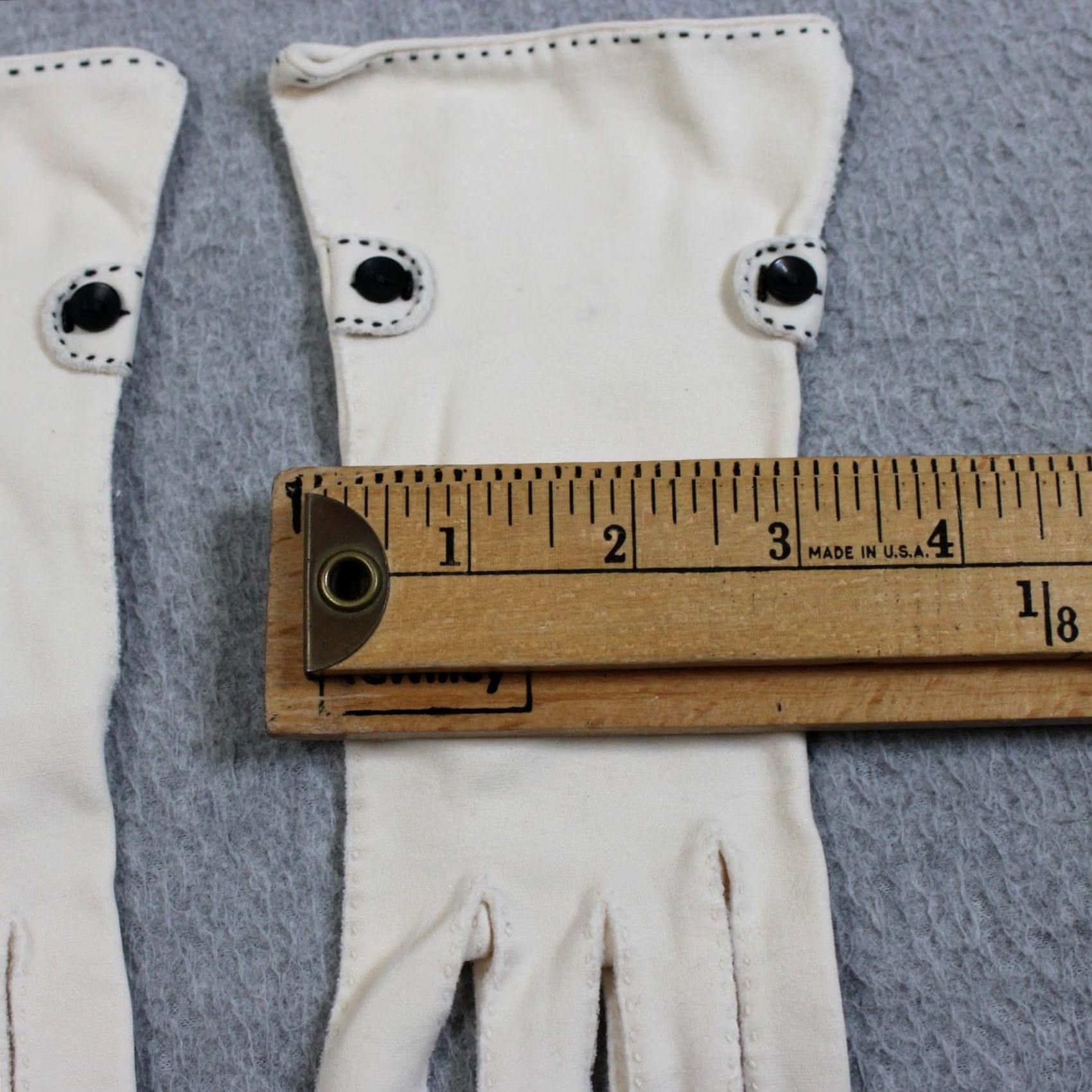 Vintage VINTAGE White Cloth Gloves Women Wrist Knit 50s 60s Glove Button Four-Finger 1950s 1960s Size ONE SIZE - 4 Thumbnail