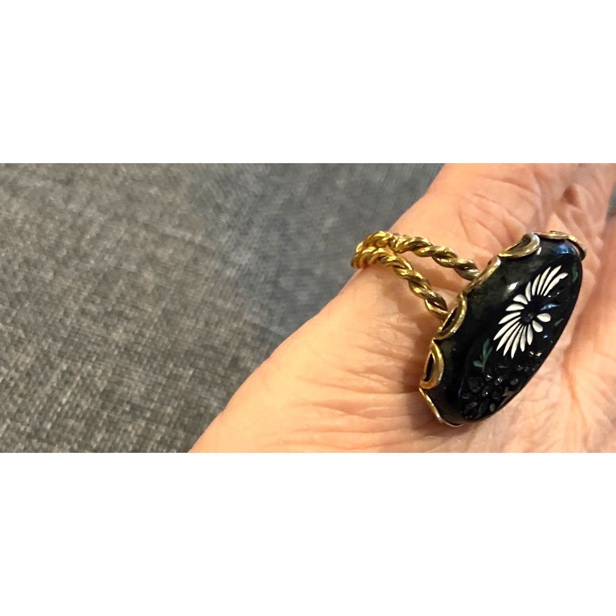 Other Vtg Gold-Tone Twisted Band Ring W/Blk Enamel Oval Face,White Size ONE SIZE - 2 Thumbnail