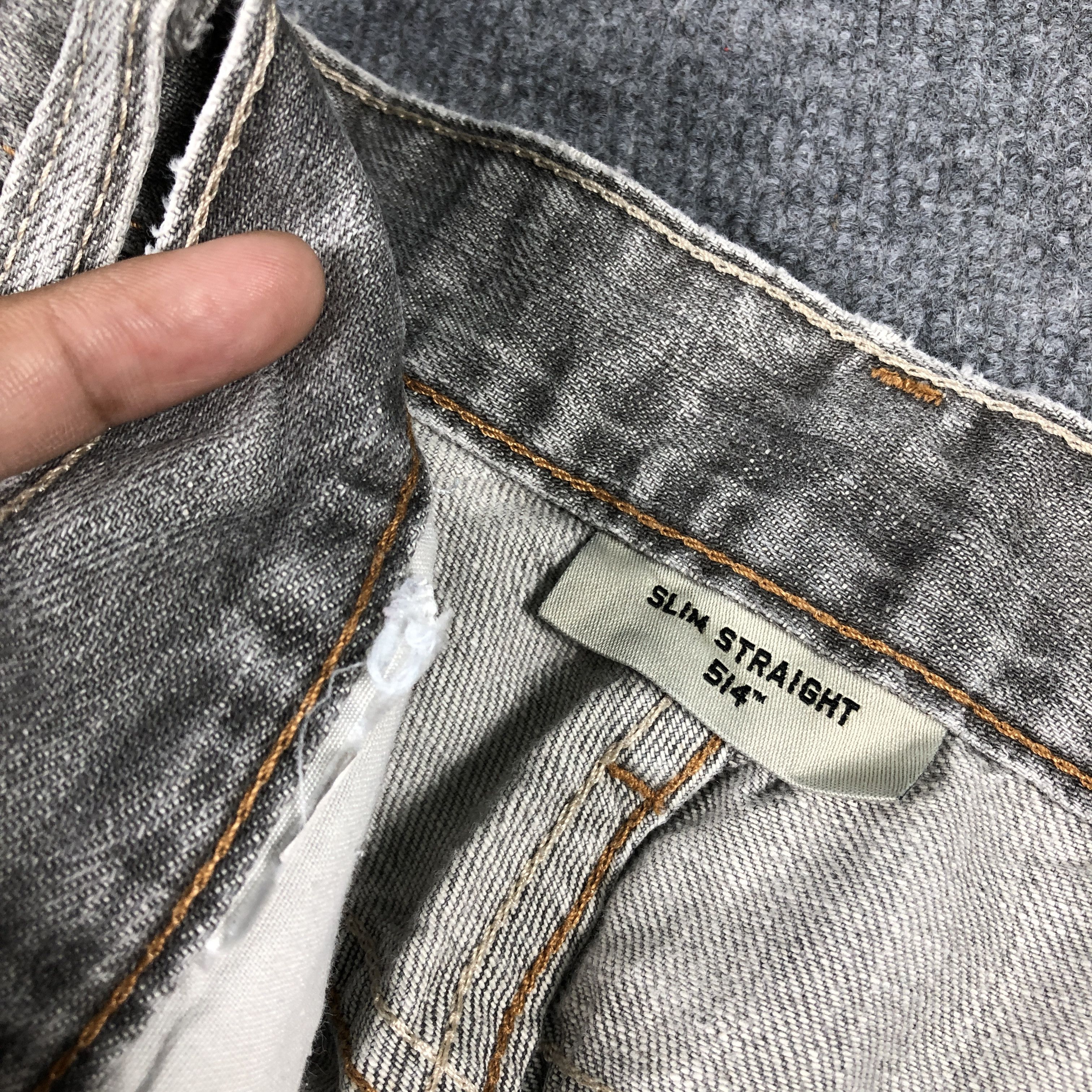 Vintage Levis 514 Slim Straight Jeans L710