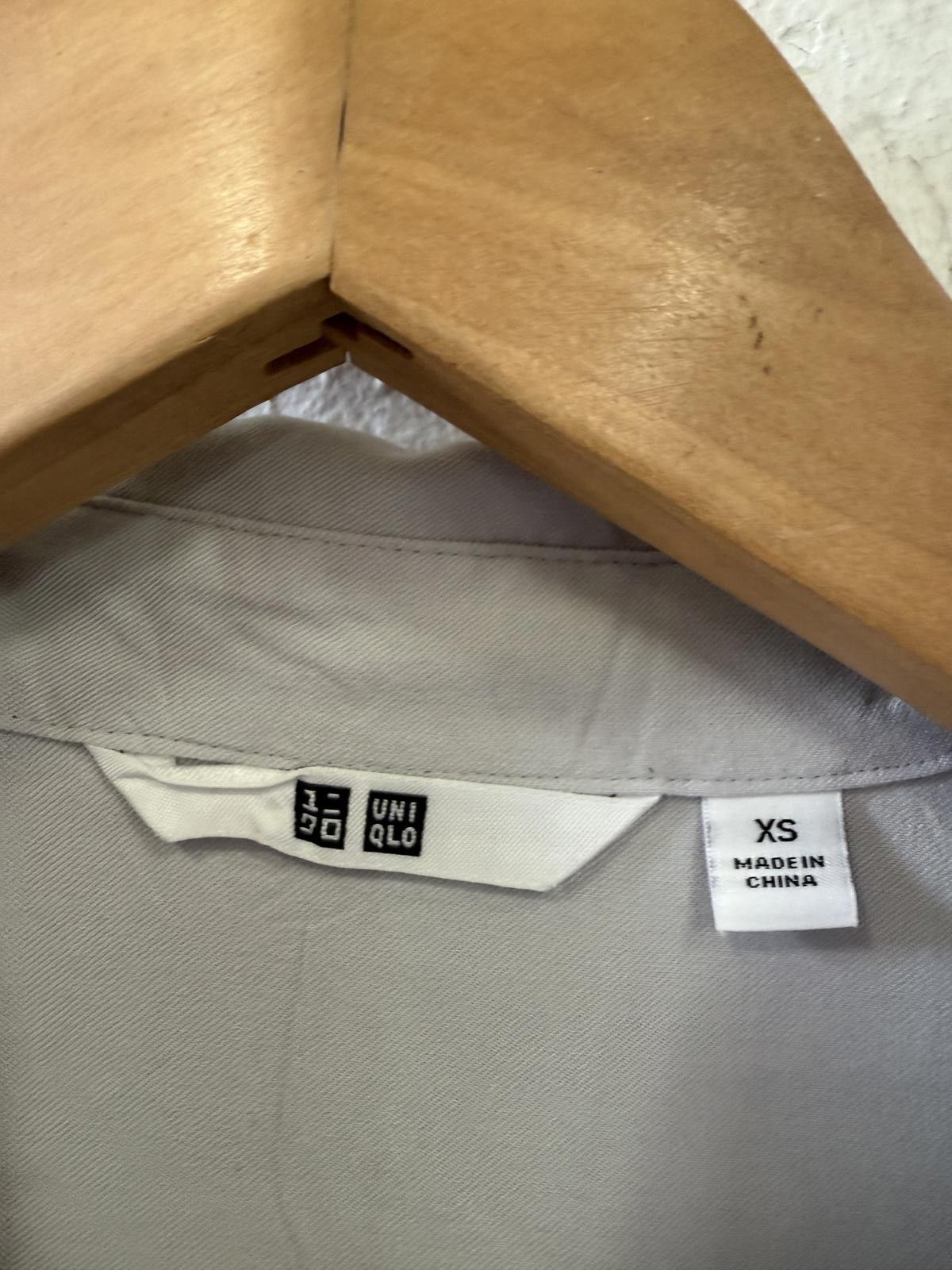 Uniqlo Uniqlo Women's Light Gray Button-Up Shirt XS Size XS / US 0-2 / IT 36-38 - 3 Thumbnail