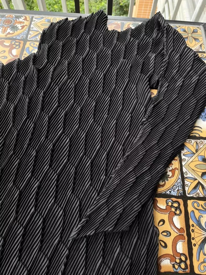 Issey Miyake Issey Miyake Black fish-scale top Size M / US 6-8 / IT 42-44 - 3 Thumbnail