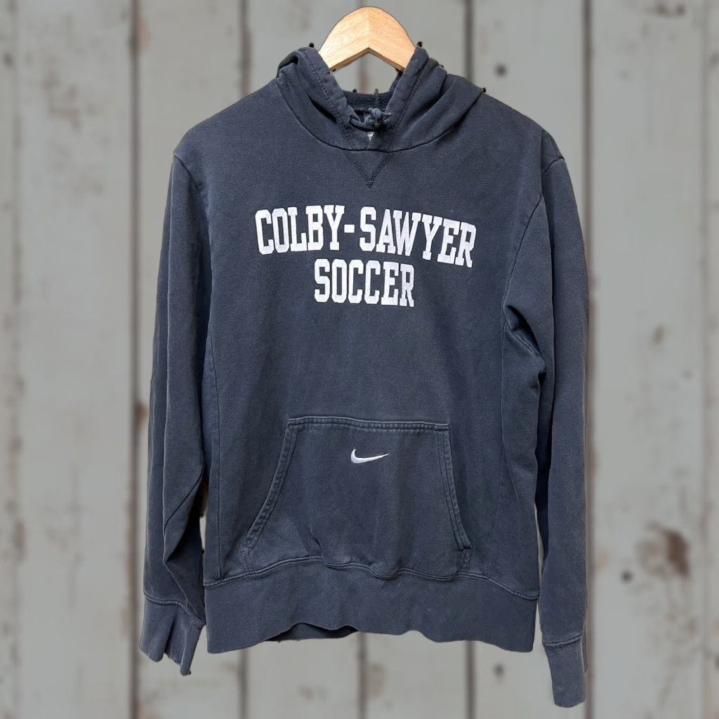 Nike VINTAGE Nike Colby Sawyer Soccer Black Distressed Hoodie Sweatshirt Center S Hoodie Mens S Black Logo Embroidered Nike Size US S / EU 44-46 / 1 - 1 Thumbnail