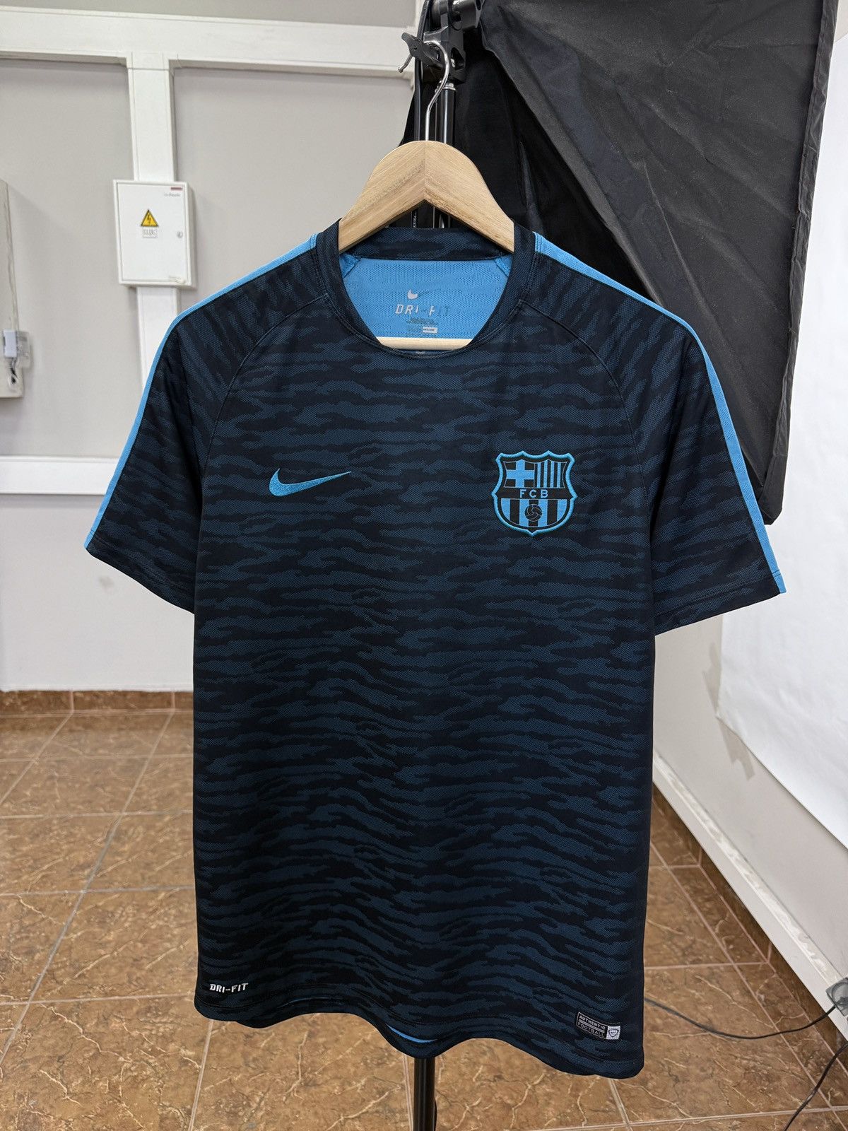 Nike 🇪🇸 2015/2016 Nike F. C. Barcelona Training Soccer Jersey Size US L / EU 52-54 / 3 - 1 Thumbnail