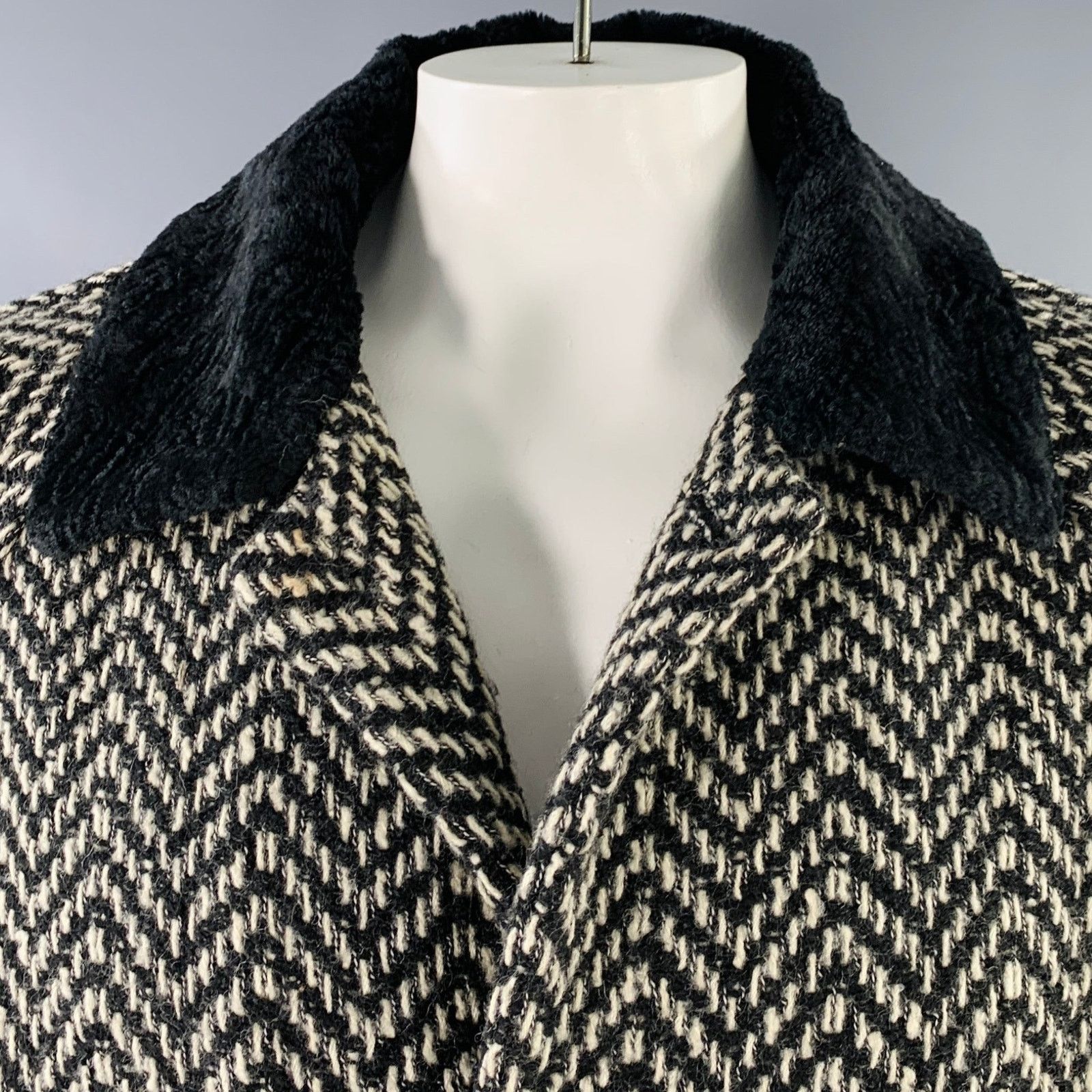 Versace Vintage VERSUS Black White Herringbone Raglan Coat Size US L / EU 52-54 / 3 - 2 Thumbnail