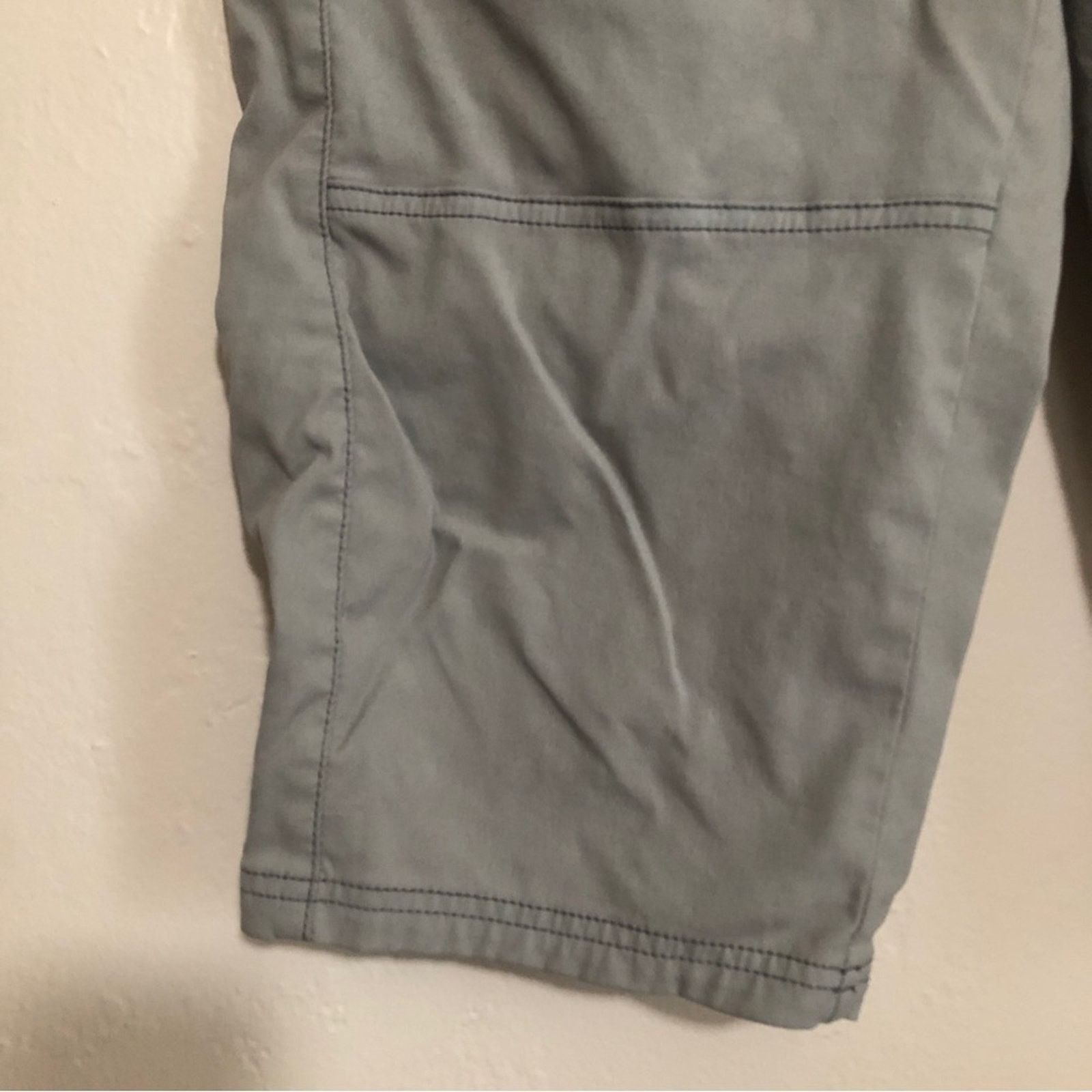 Prana Prana Nylon Charcoal Gray Water Repellant Cargo Capri Pants Size 34" / US 12 / IT 48 - 2 Thumbnail
