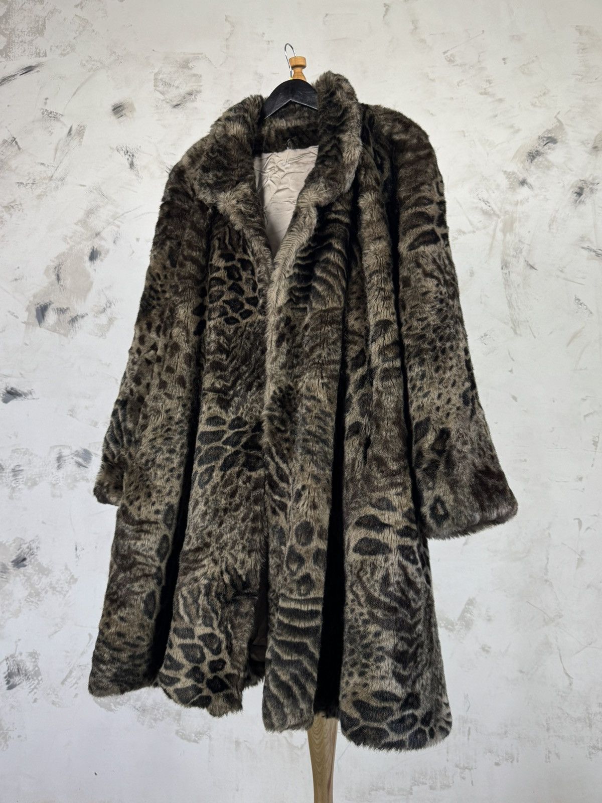Bally Vintage Bally Boutique Leopard Faux Fur Coat Size M - L Size M / US 6-8 / IT 42-44 - 1 Thumbnail