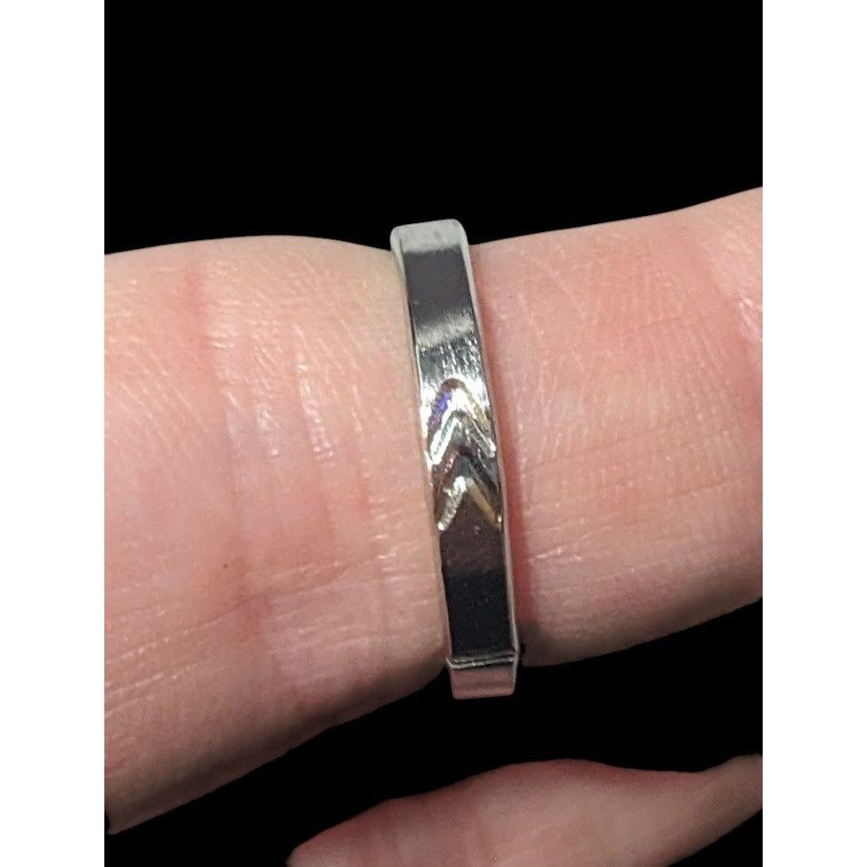 Other Simple Silver Tone Arrow Pattern Stamped Ring Size 6 1/2 Size ONE SIZE - 4 Thumbnail