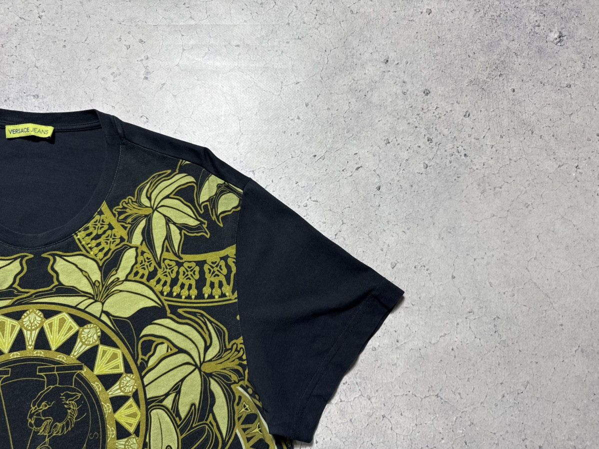 Versace Versace Jeans Vintage T-Shirt Big Logo Luxury Size US L / EU 52-54 / 3 - 2 Thumbnail