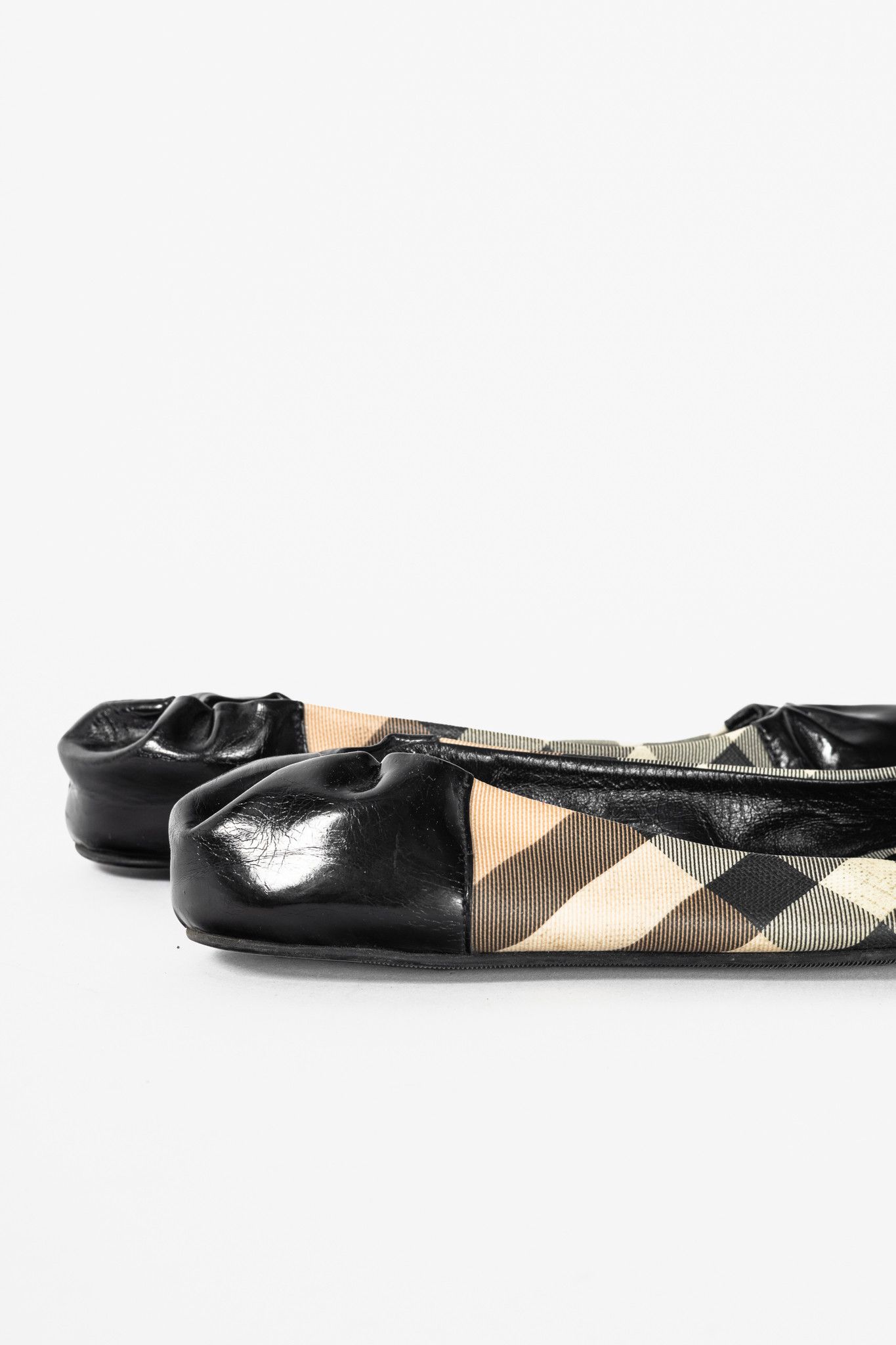 Burberry Burberry Nova Check Coated Canvas/Patent Leather Flats Size US 6 / IT 36 - 7 Thumbnail