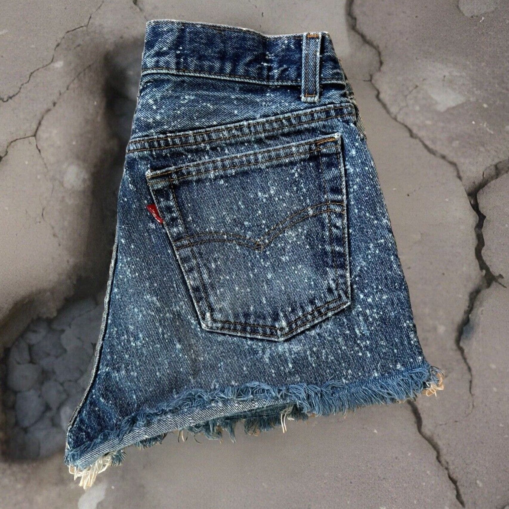 Levi's VINTAGE Levi's 501 Shorts Women's 26 Blue 80s Denim Made in USA Jorts Summer Size 26" / US 2 / IT 38 - 2 Thumbnail