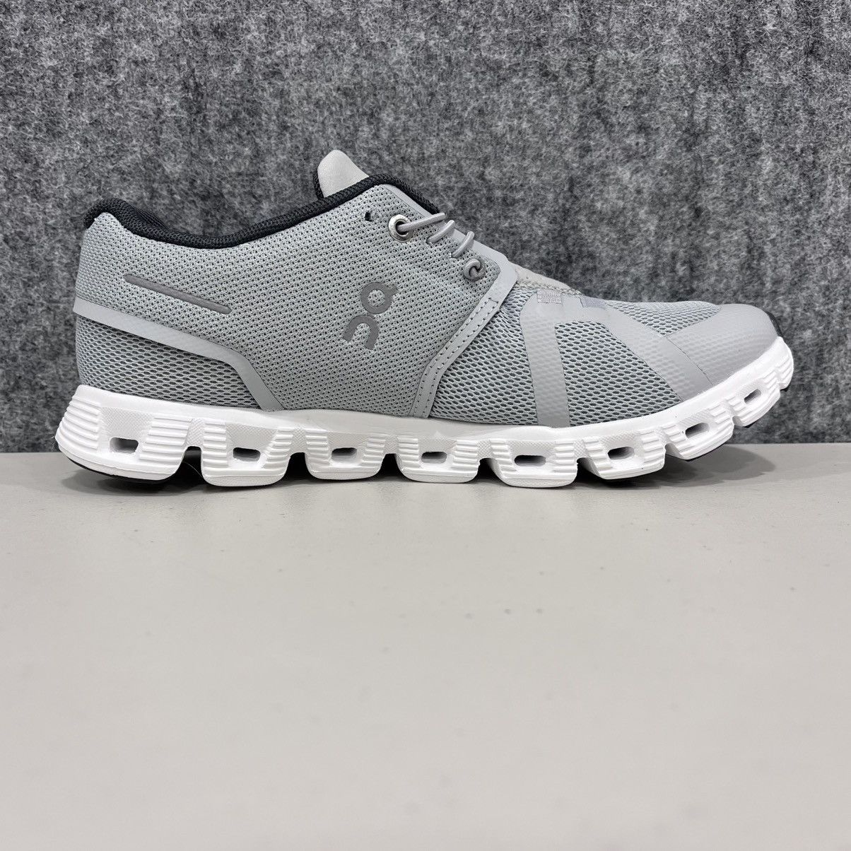 On On Cloud 5 Grey White Women Running Shoes size US 7 EU 38 Size US 7 / IT 37 - 3 Thumbnail