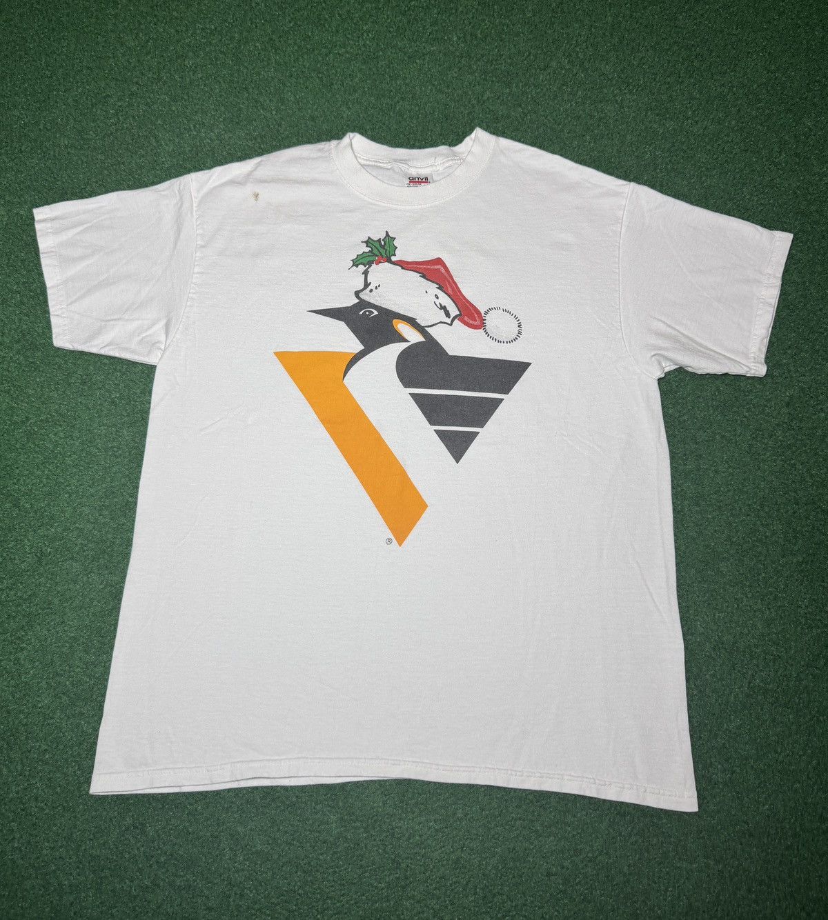 Vintage Vintage 90s Pittsburgh Penguins Santa Christmas XL T Shirt Size US XL / EU 56 / 4 - 1 Thumbnail