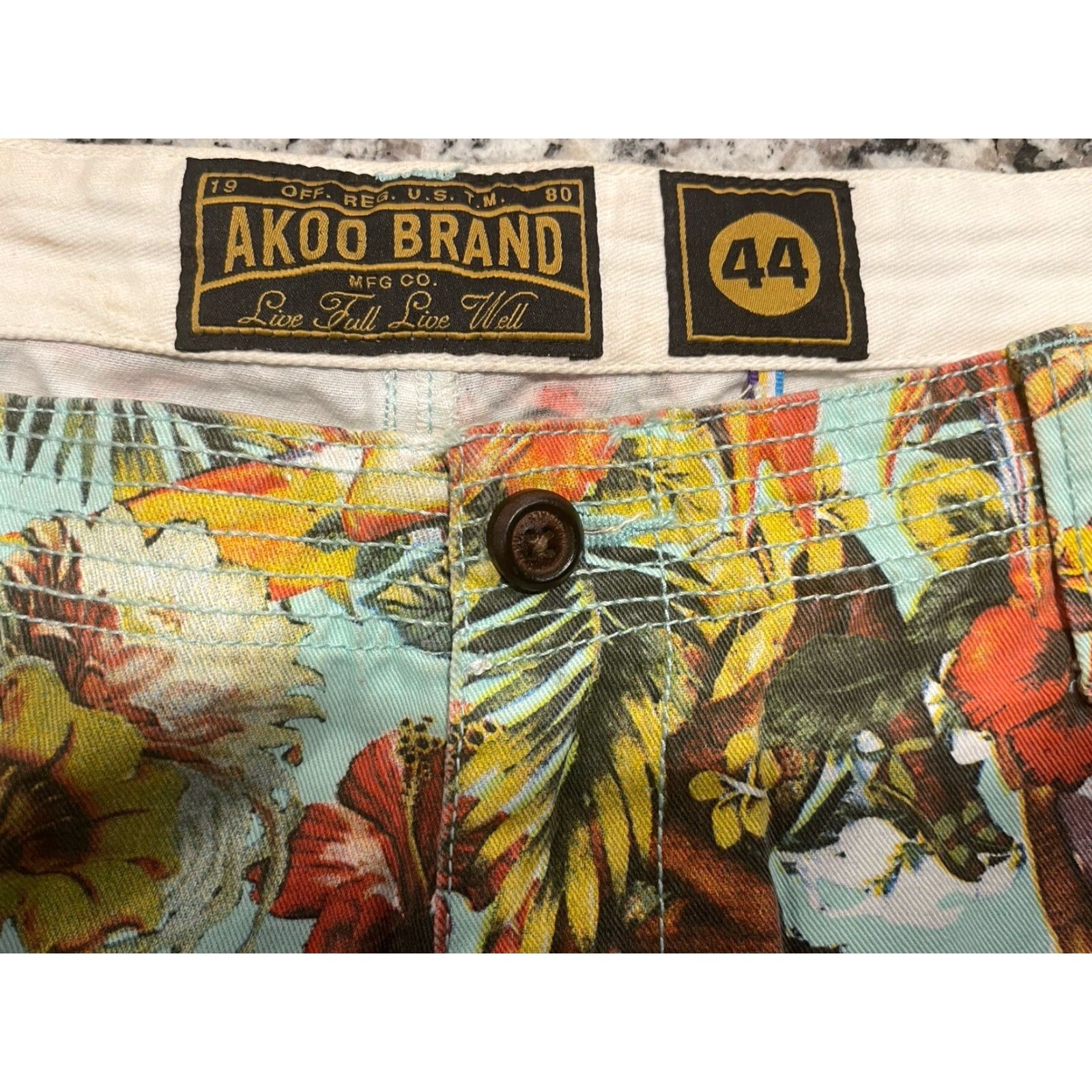 Vintage AKOO & Co. Tropical Print Pinup Girls Cargo Shorts Size 44 Size US 44 / EU 60 - 3 Thumbnail