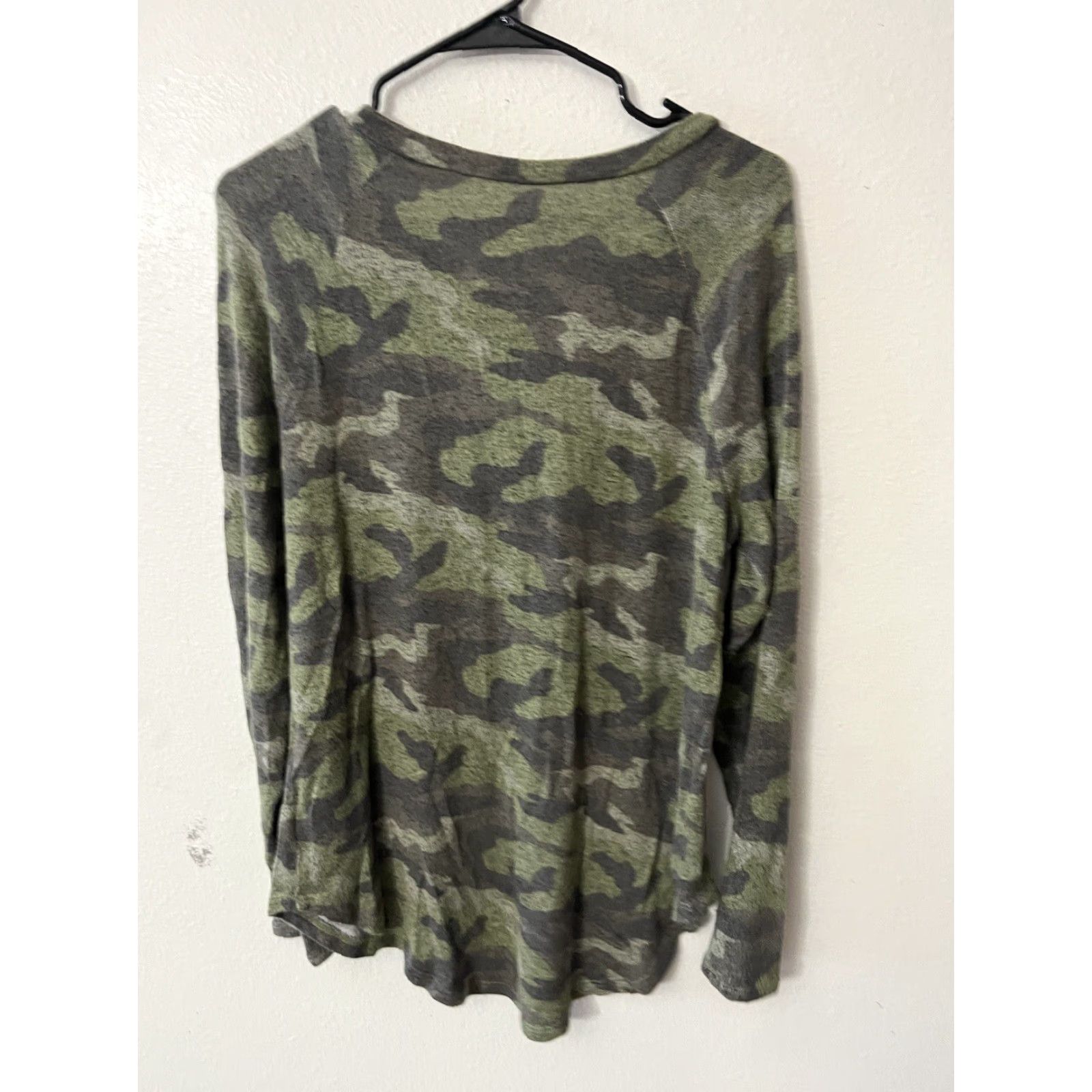 American Eagle Outfitters American Eagle Outfitters Top Small Camo Long Sleeve Soft & Sexy Plush Size S / US 4 / IT 40 - 2 Thumbnail