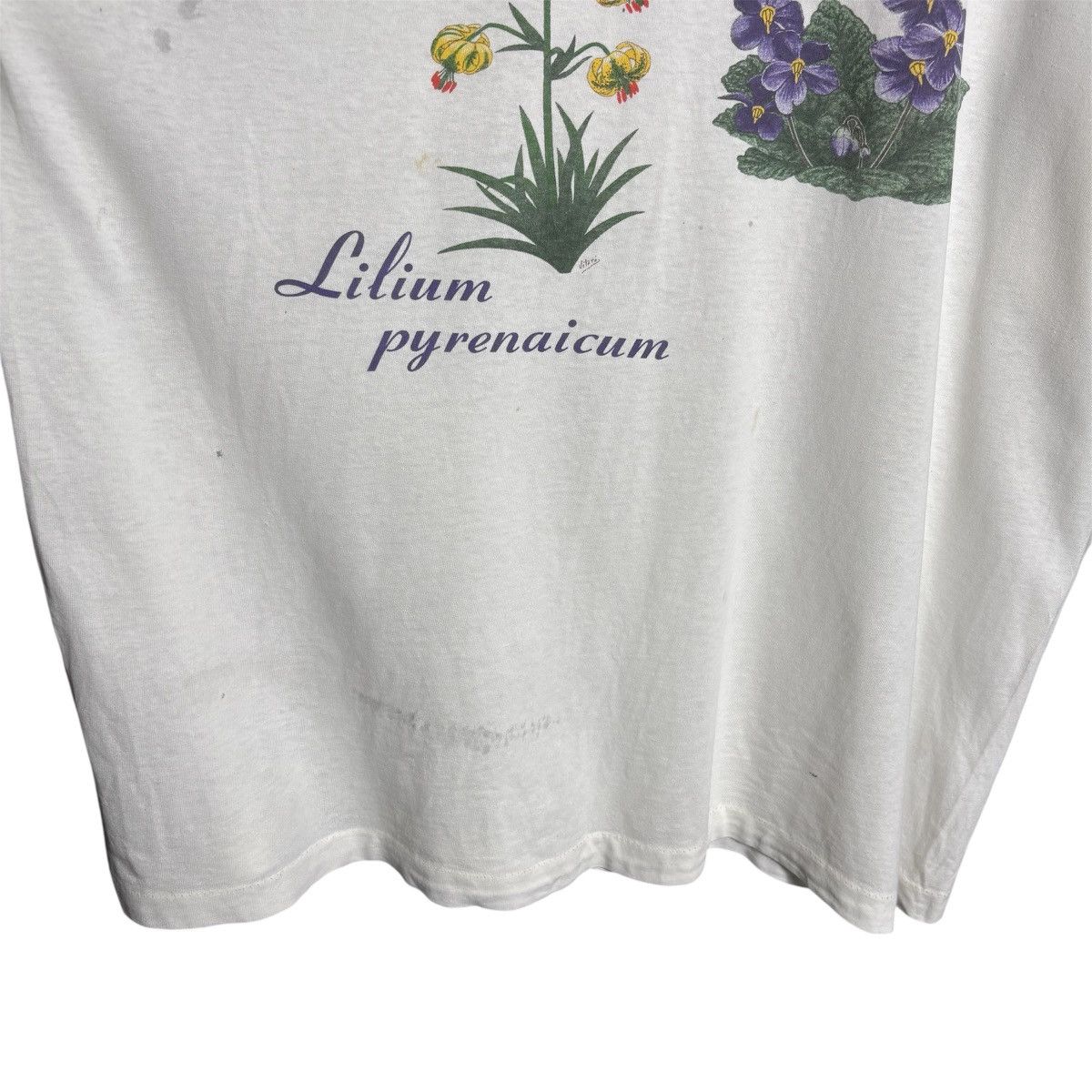 Vintage Vintage 90s Flowers Graphic T-Shirt / Distressed Size US XL / EU 56 / 4 - 11 Thumbnail