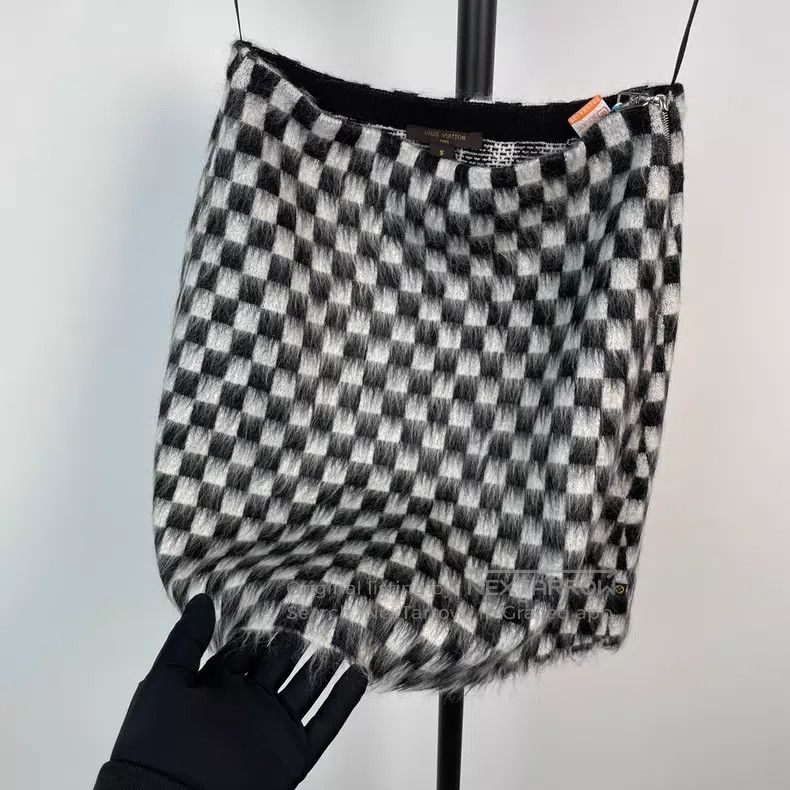 Louis Vuitton Louis Vuitton size s Black and white checkered wool skirt Size 24" / US 00 / IT 34 - 5 Thumbnail