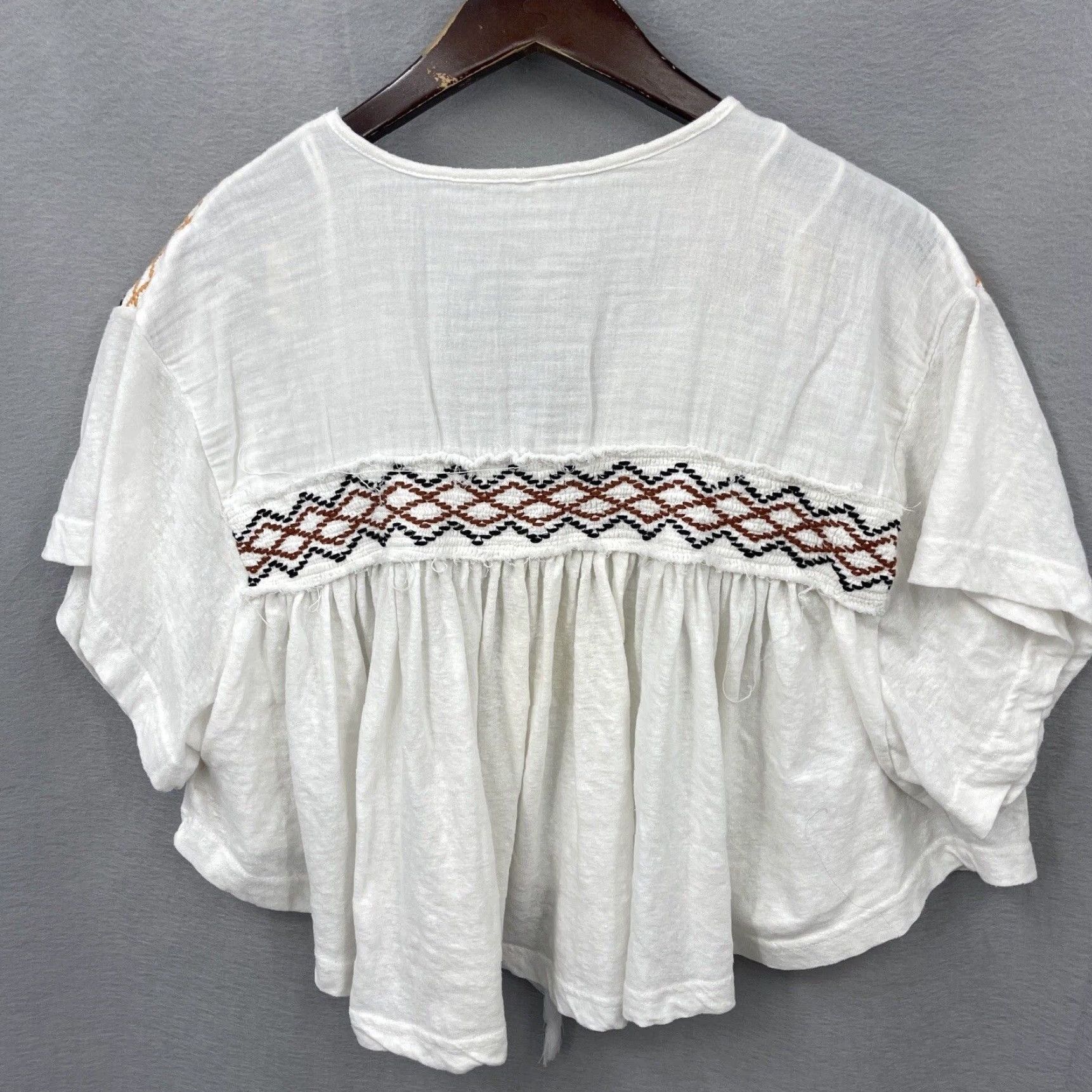 Free People Free People Boho Market Tee Women's Size S White Embroidered Short Sleeve V-Neck T-Shirt Size 28" / US 6 / IT 42 - 5 Thumbnail