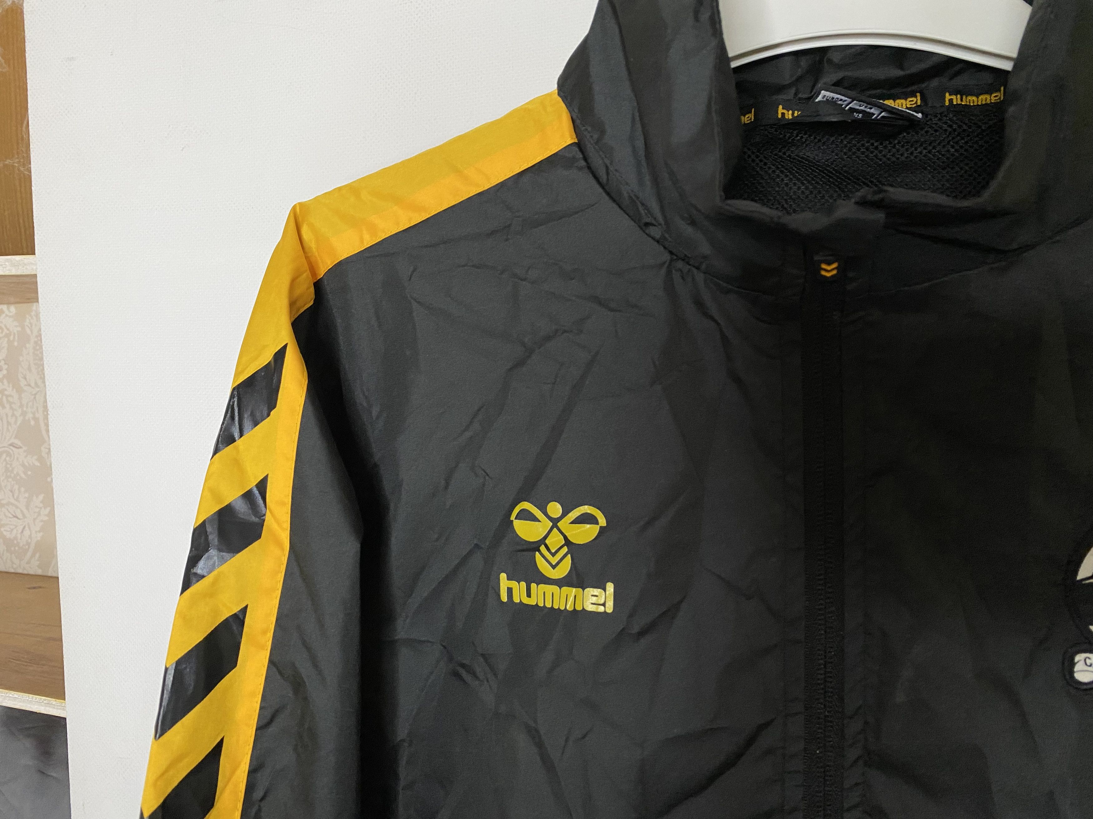 Hummel CAMBRIDGE UNITED 2019 2020 TRAINING FOOTBALL SOCCER JACKET Size US S / EU 44-46 / 1 - 4 Thumbnail