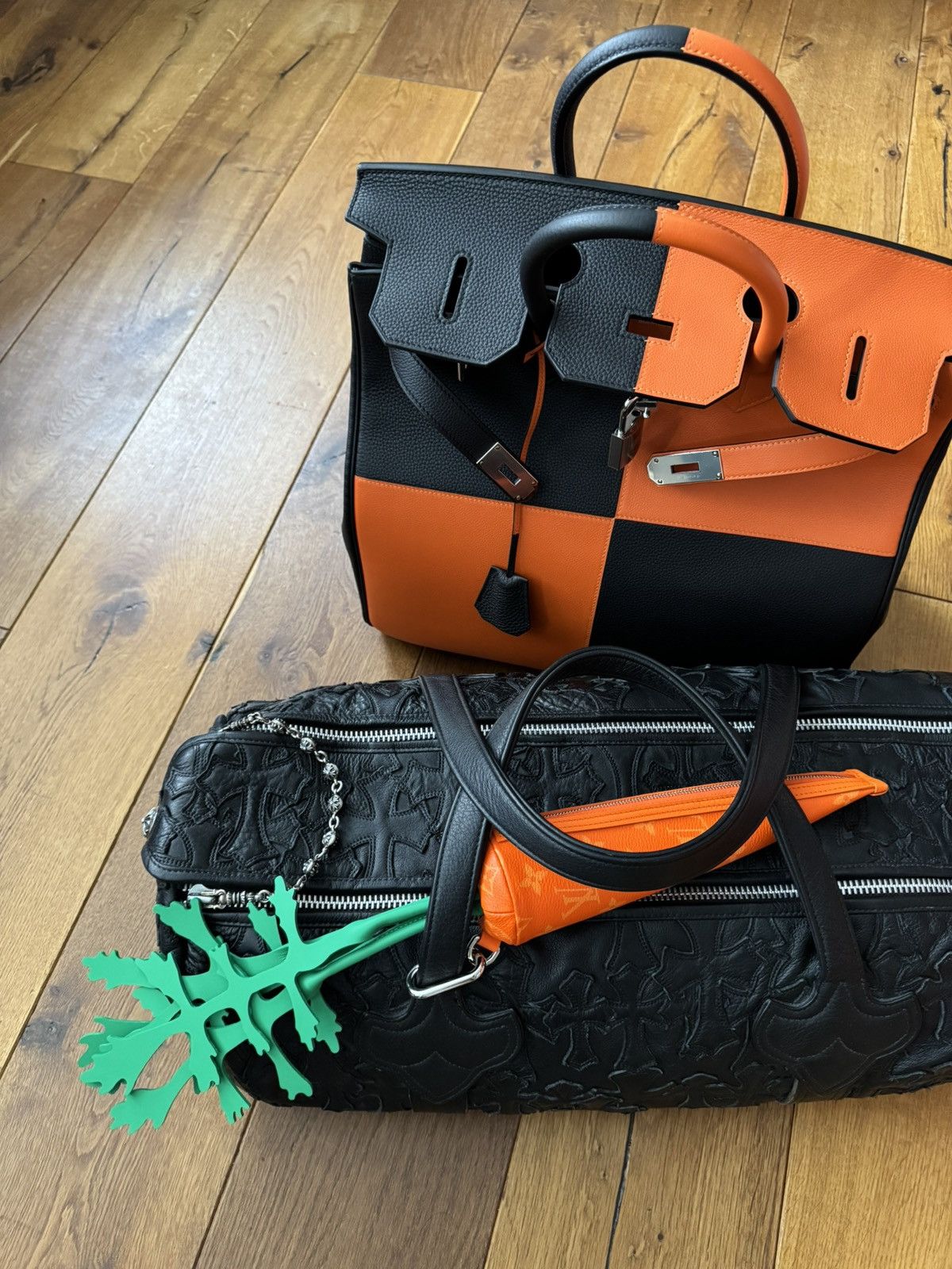 Louis Vuitton CARROT POUCH M80851 (RARE) Size ONE SIZE - 3 Thumbnail