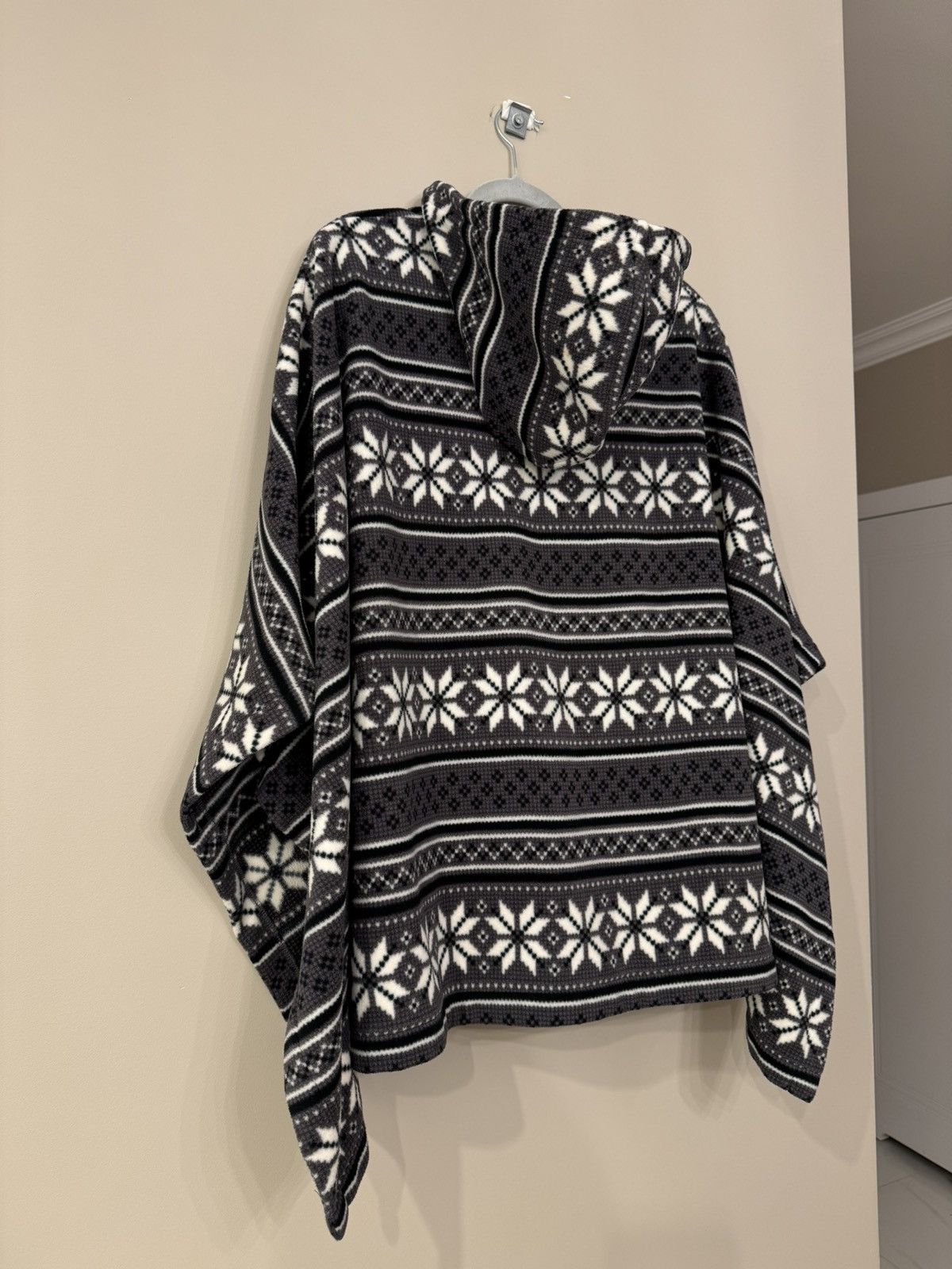Uniqlo Uniqlo Poncho warm winter item sweater hoodie Size US L / EU 52-54 / 3 - 7 Thumbnail