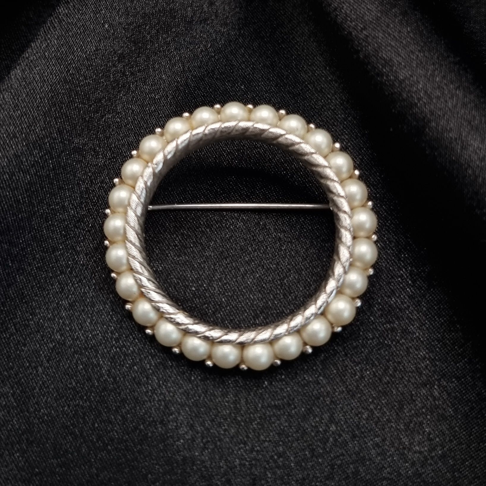 Vintage Vintage 1950's TRIFARI Signed Circle Brooch With Faux Pearls Size ONE SIZE - 3 Thumbnail