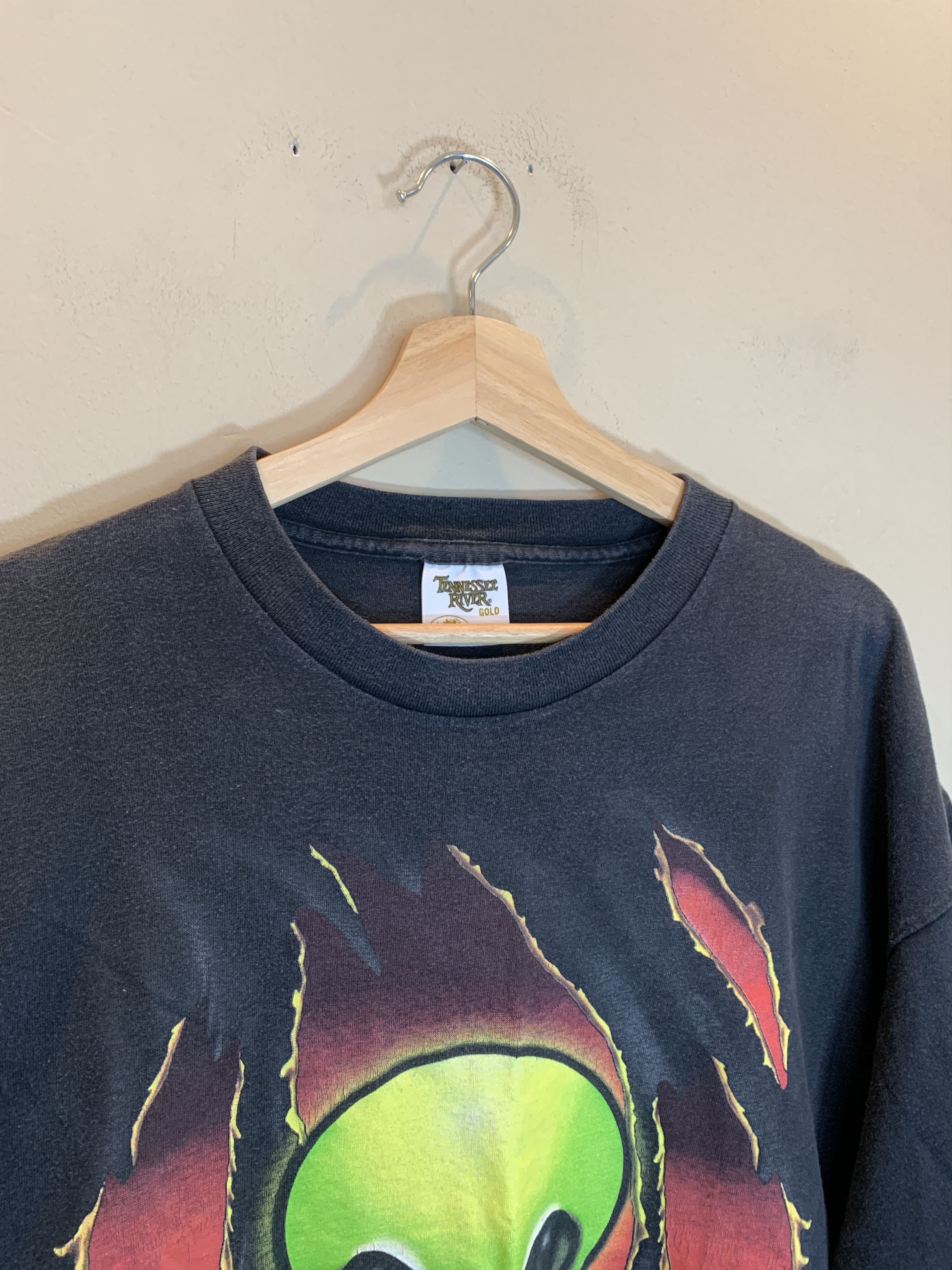 Vintage *RARE* Vintage 90’s Green Alien Single Stitch Art T-Shirt Size US XL / EU 56 / 4 - 5 Thumbnail