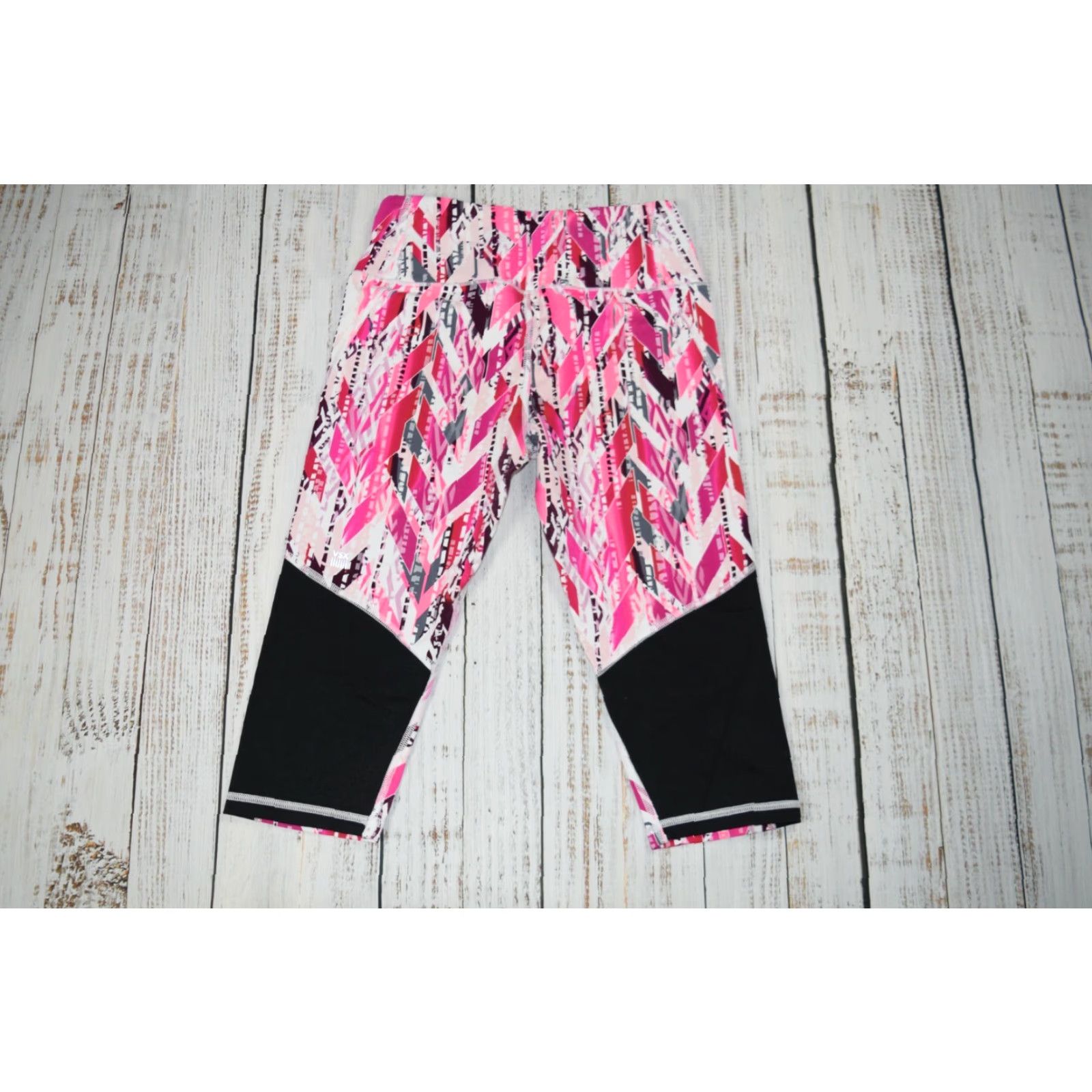 Victoria's Secret EUC VICTORIAS SECRET SPORT VSX KNOCKOUT LEGGINGS PINK GEOMETRIC SIZE SMALL CAPRI Size 28" / US 6 / IT 42 - 5 Thumbnail