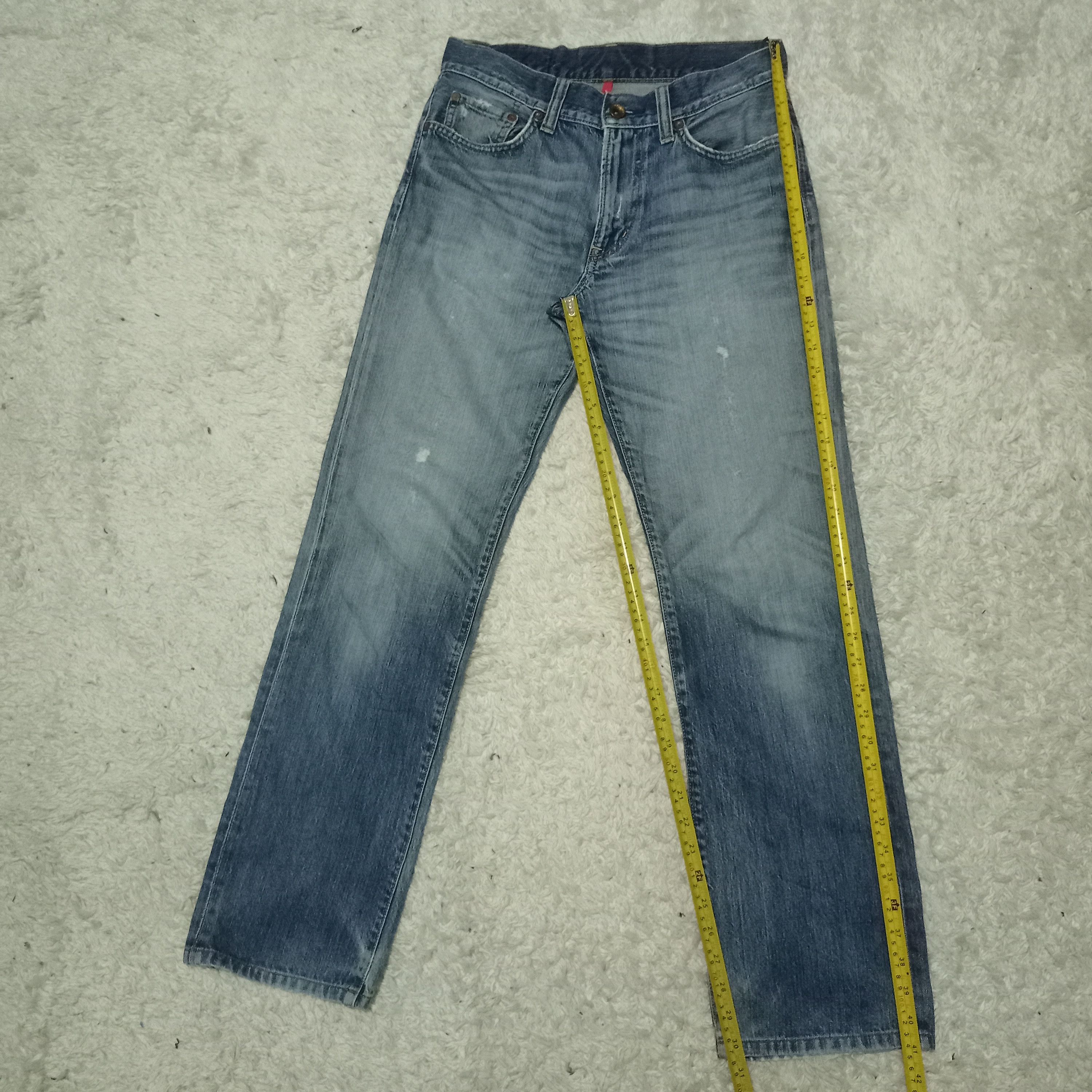 Japanese Brand × Uniqlo Vintage Uniqlo Blue Wash V Stitch Distressed Loose Jeans Size US 30 / EU 46 - 9 Thumbnail