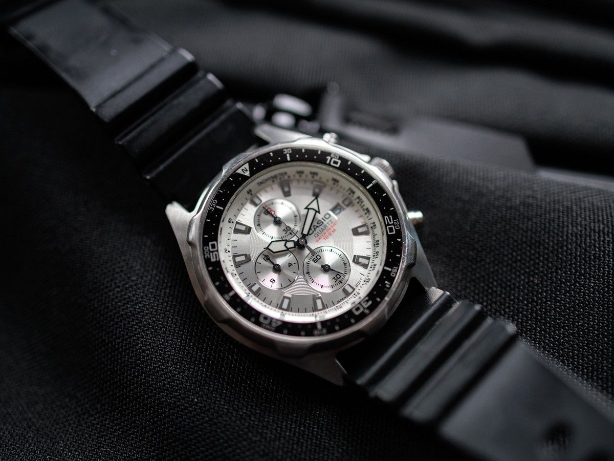 Casio Amw-330 White Quartz Chronograph Mens Dive Watch