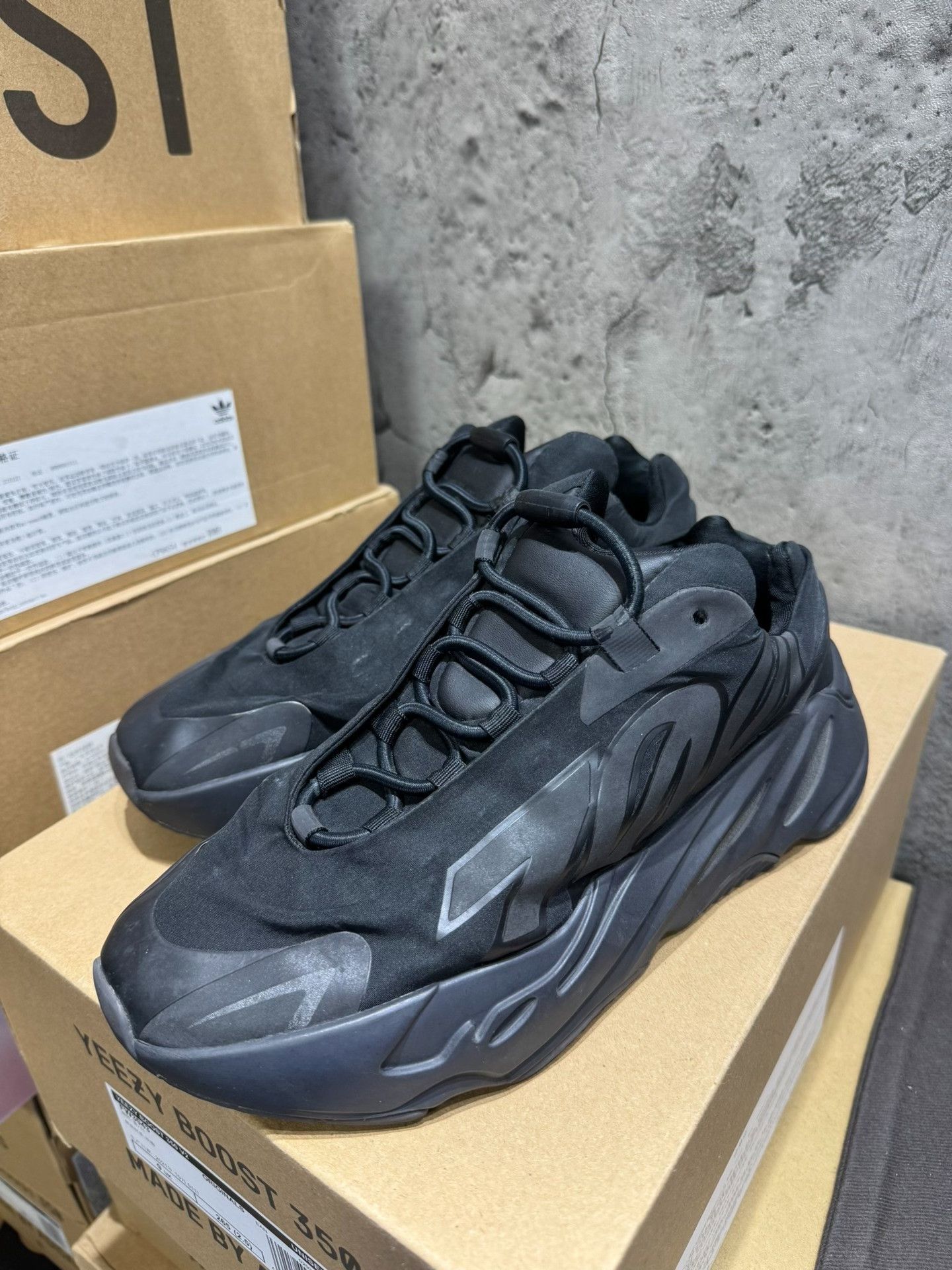 Adidas Adidas YEEZY700 Black Lowtop Sneakers 40 Men Size US 7.5 / EU 40-41 - 1 Thumbnail