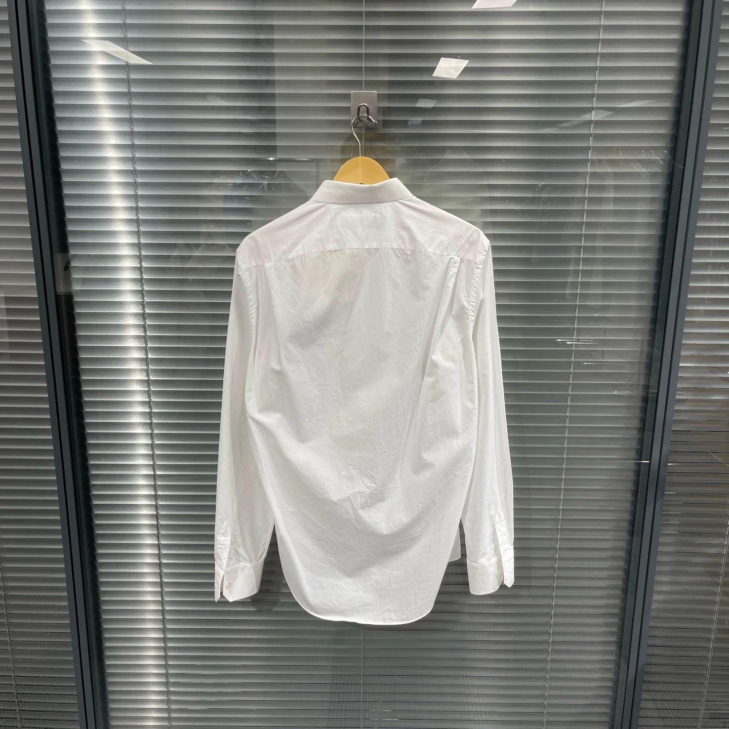 Louis Vuitton LV Classic 3 Flower Embroidered Longsleeve Shirt M like new Size US M / EU 48-50 / 2 - 2 Thumbnail
