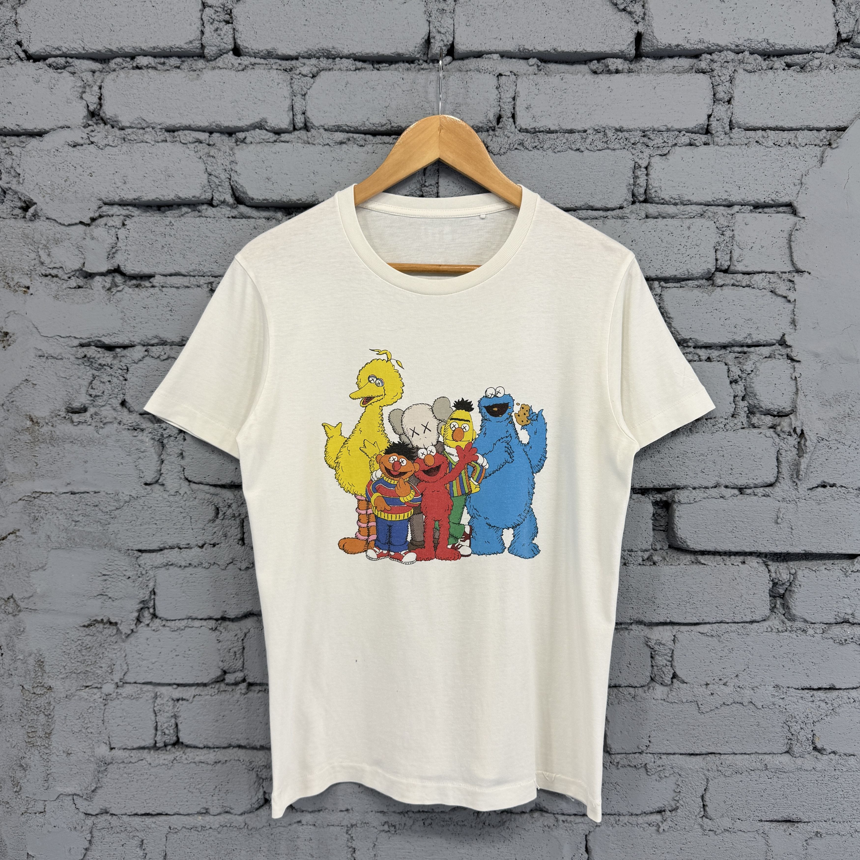 Kaws × Uniqlo Uniqlo KAWS x Sesame Street Elmo Big Bird Ernie White Tshirt Size US S / EU 44-46 / 1 - 1 Thumbnail