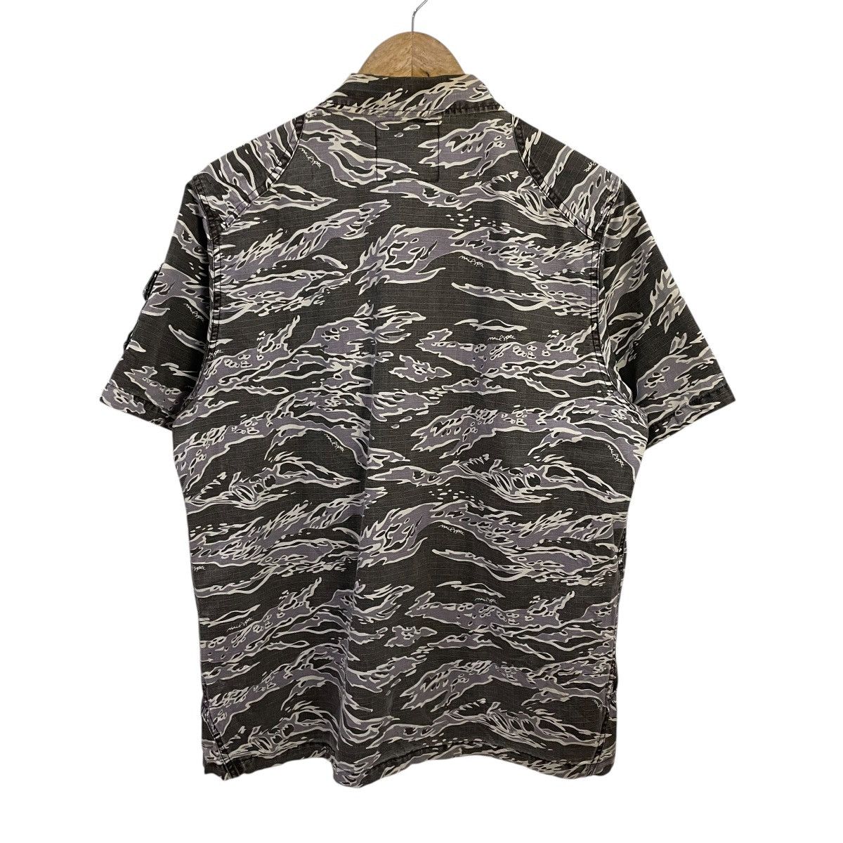 Wtaps Vintage Wtaps Camorflage Collection Button Ups T-shirt Size US L / EU 52-54 / 3 - 10 Thumbnail