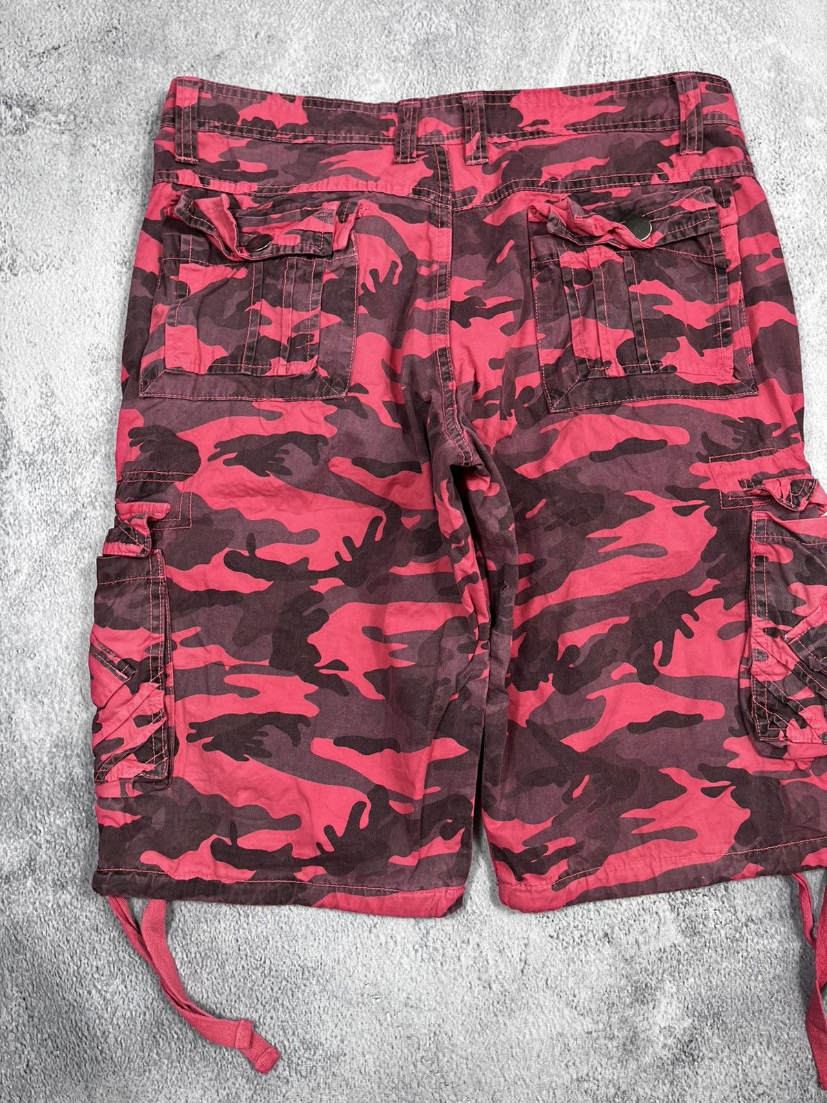 Vintage Vintage Y2K pink camo shorts streetwear outdoor Size US 30 / EU 46 - 8 Thumbnail