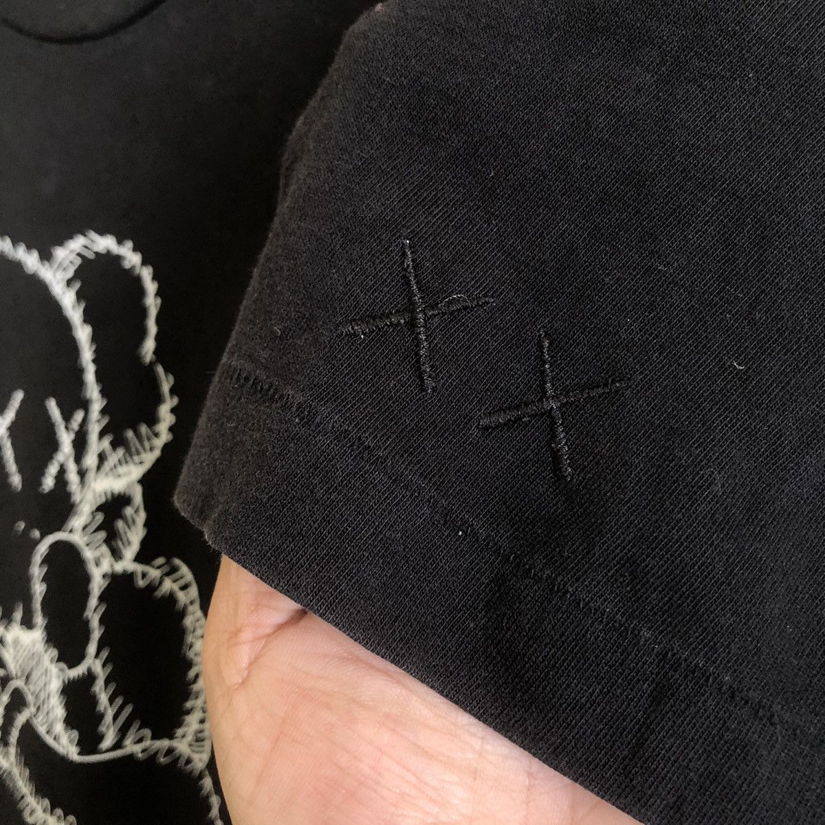 Kaws × Uniqlo Kaws X Uniqlo Shirt Size US L / EU 52-54 / 3 - 3 Thumbnail