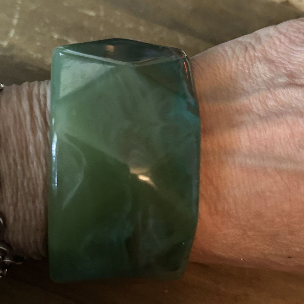 Vintage Vintage chunky faceted green marbled lucite bangle bracelet Size ONE SIZE - 2 Thumbnail