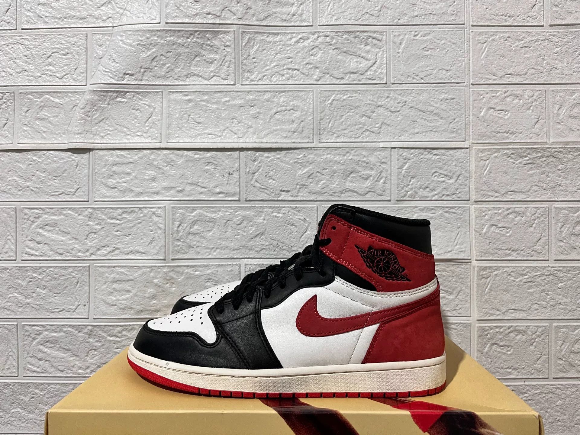 Nike Nike AJ1 Red Lowtop Sneakers 10 Men Size US 10 / EU 43 - 1 Thumbnail