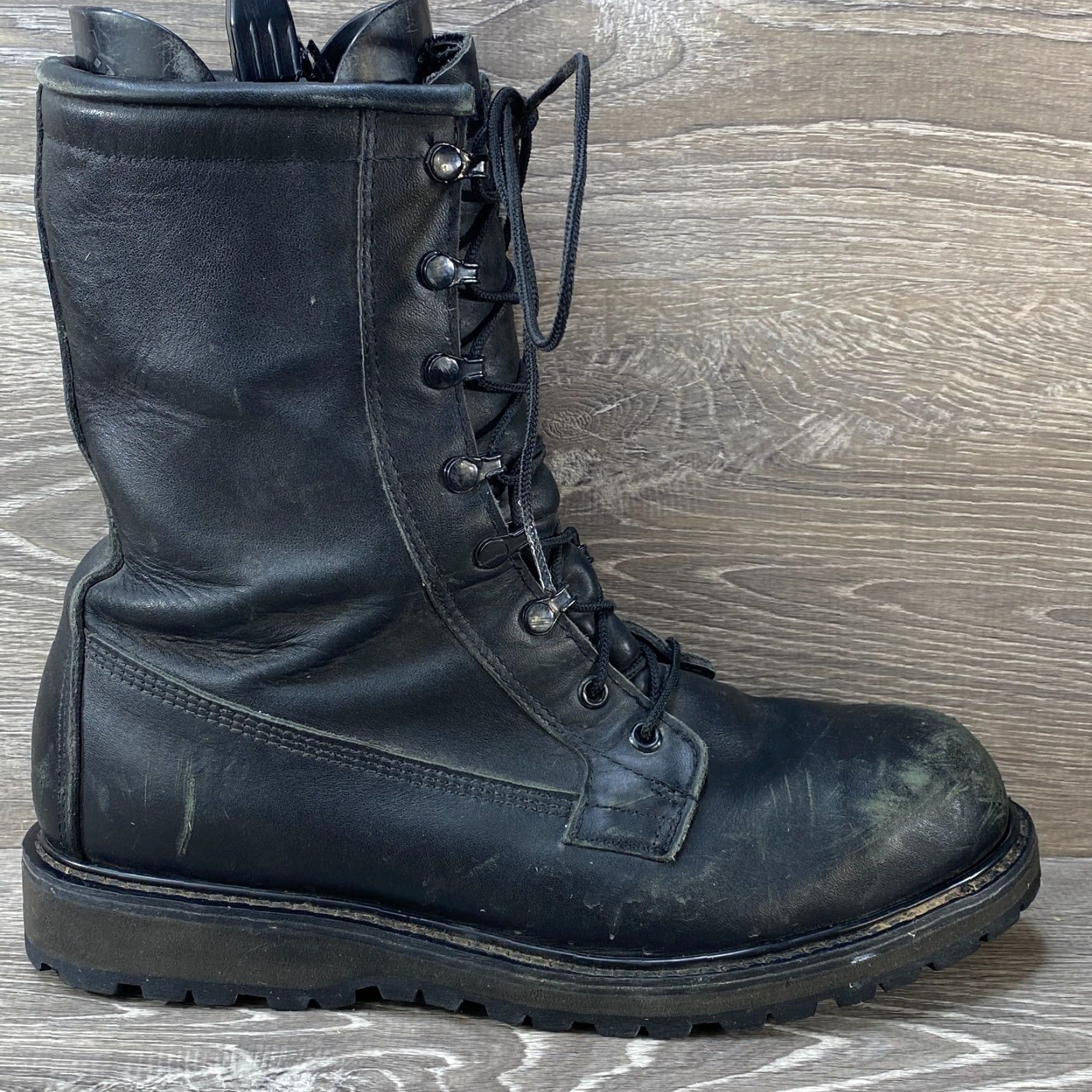 Vintage Bates Men's 9.5 W Black Leather Gore-Tex Military Combat Boots Vibram Sole Boots Military Gore-Tex Vibram Sole Black Leather Bates 11460 9.5 W Mens Size US 10 / EU 43 - 2 Thumbnail