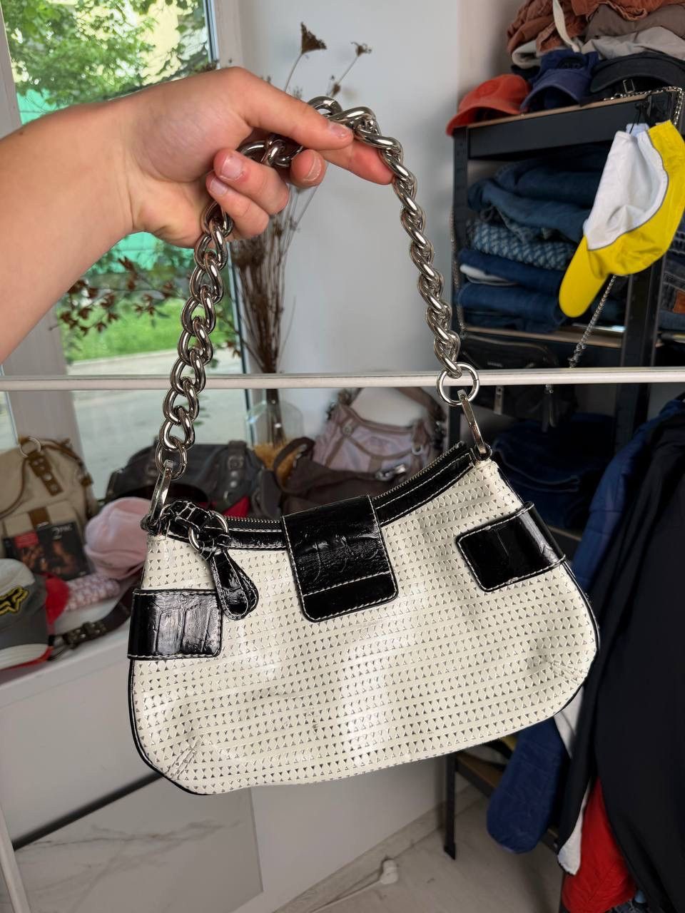 Guess Vintage Guess Y2K Perforated Chain Shoulder Bag White Black Size ONE SIZE - 6 Thumbnail