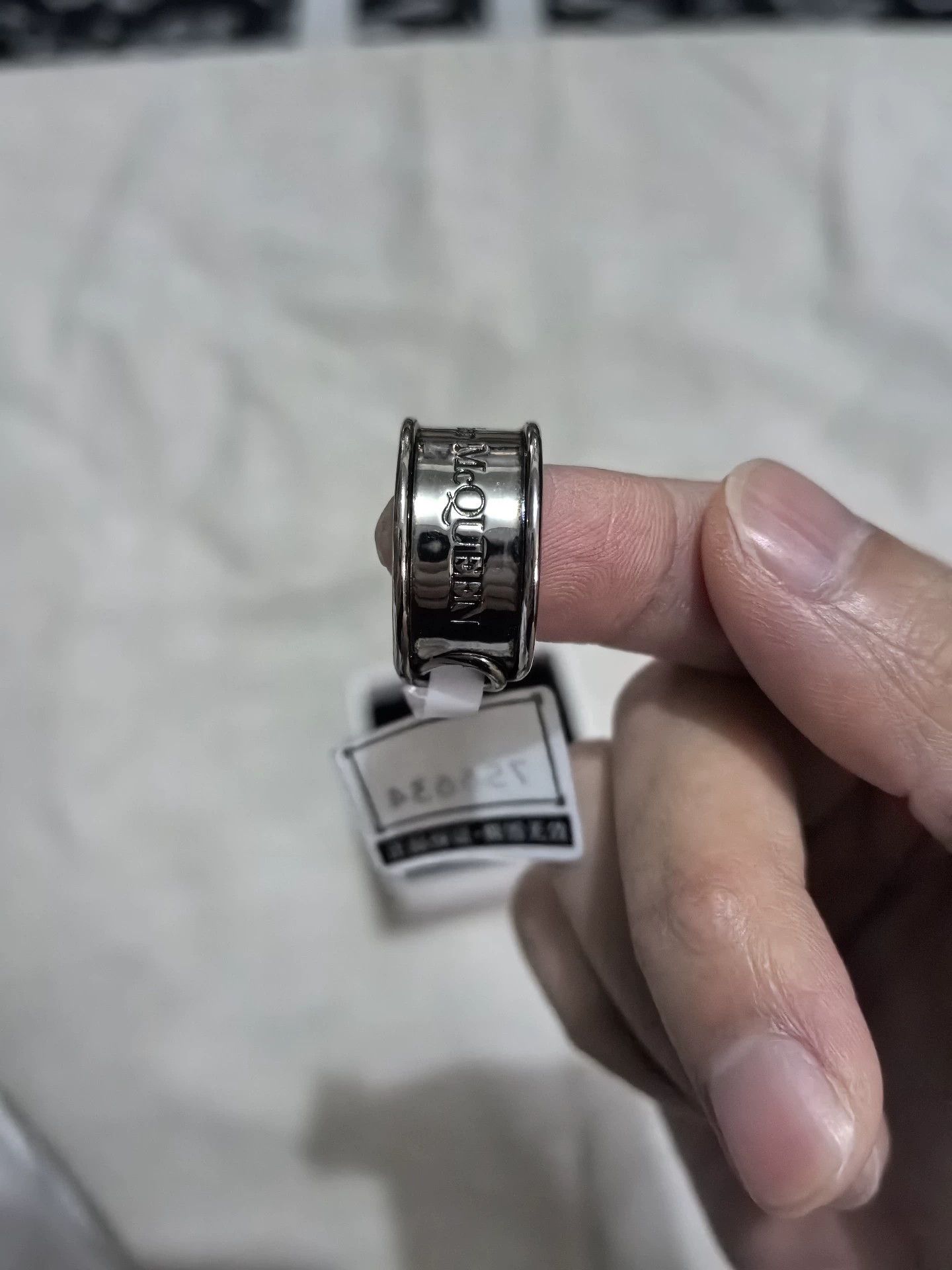 Alexander McQueen Alexander McQueen silver-tone safety pin ring with slogan Size ONE SIZE - 5 Thumbnail