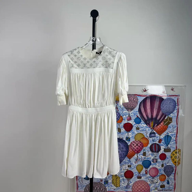 Louis Vuitton Louis Vuitton White Silk Women's Dress 0089 Size S / US 4 / IT 40 - 1 Thumbnail