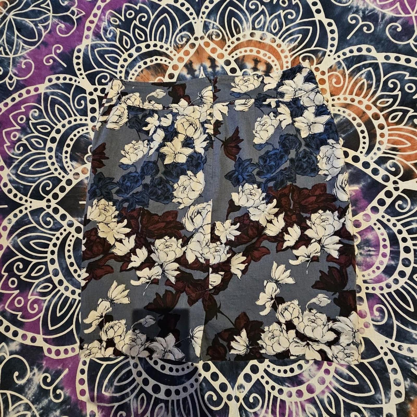 Ann Taylor Ann Taylor Women's Burgundy and Navy Floral Skirt Size 27" / US 4 / IT 40 - 4 Thumbnail