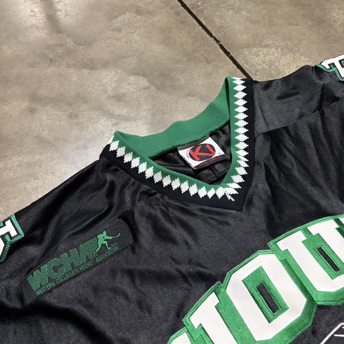 NCAA Vintage North Dakota Fighting Sioux Hockey Jersey Stafford Size US XL / EU 56 / 4 - 9 Thumbnail