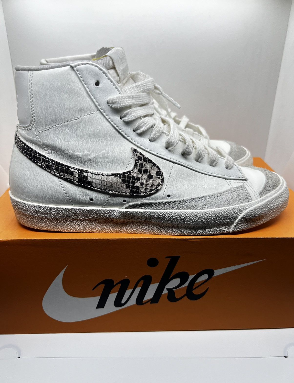 Nike Wmns Nike Blazer Mid ‘77 SE Snakeskin Size US 9 / IT 39 - 3 Thumbnail